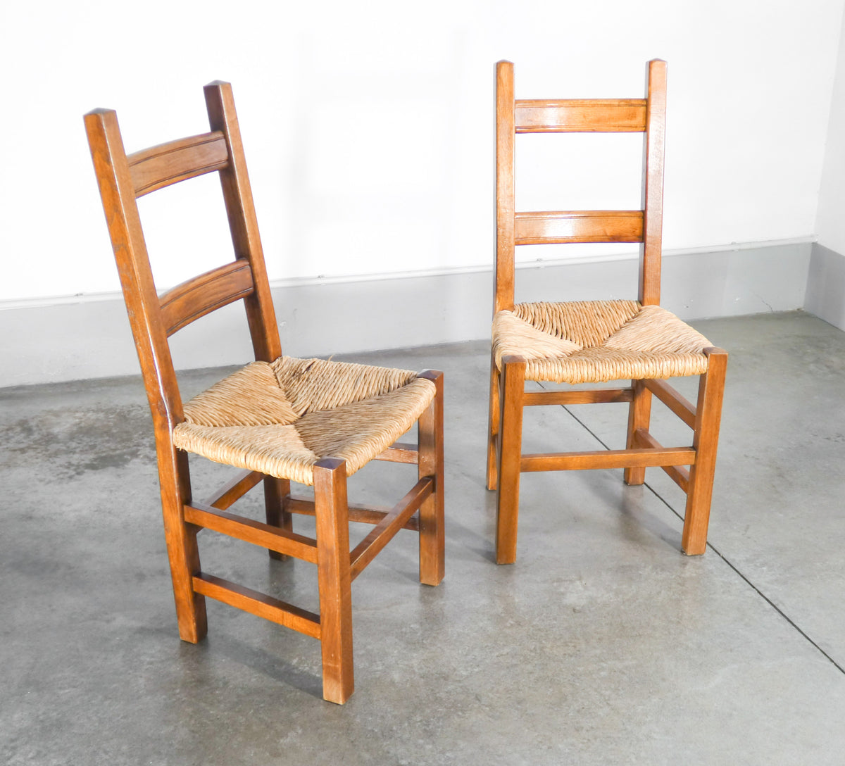 Coppia di sedie, troni in legno di noce e paglia – Mercand Store