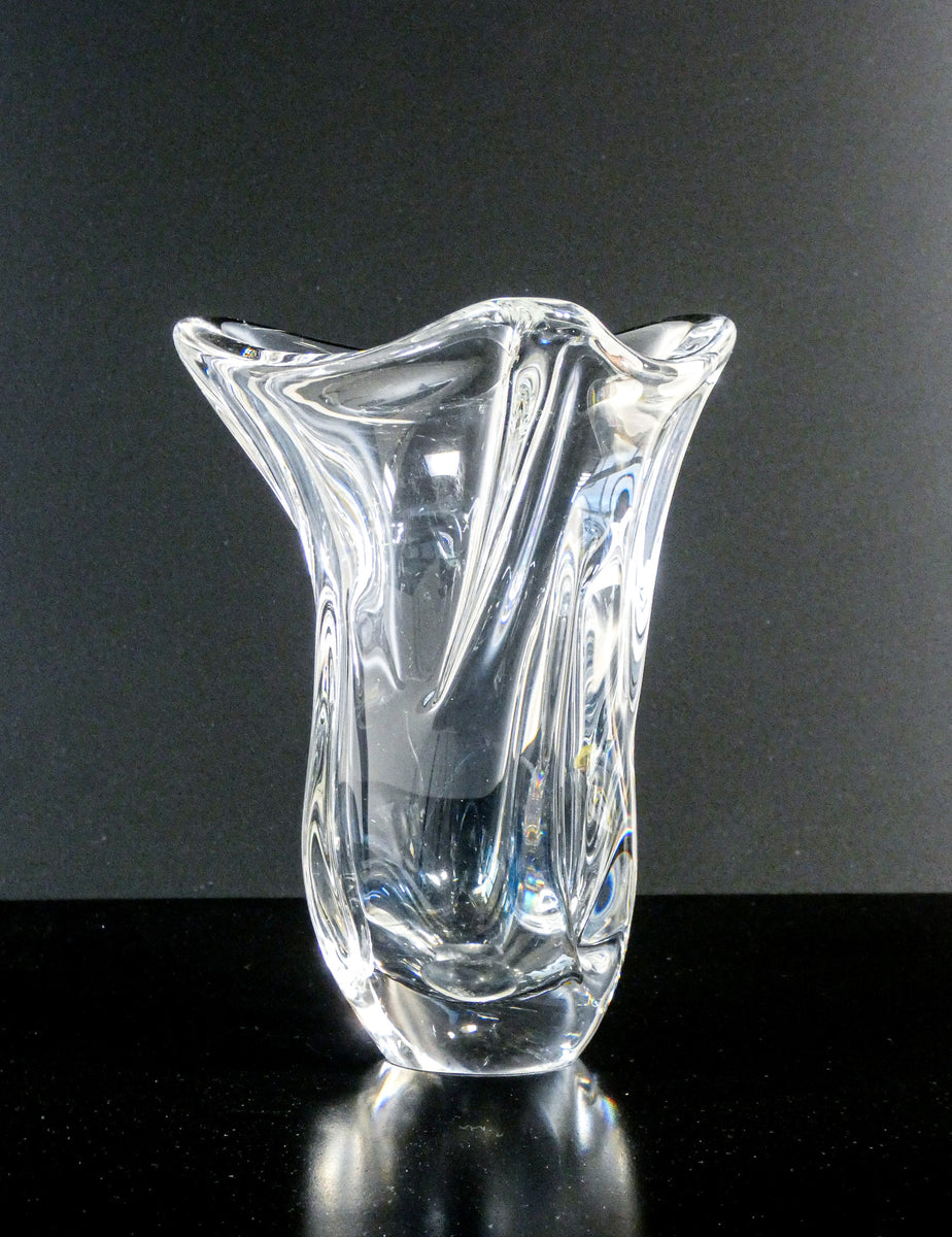 Grande vaso a tromba su piede a bulbo in vetro a cammeo con decoro di