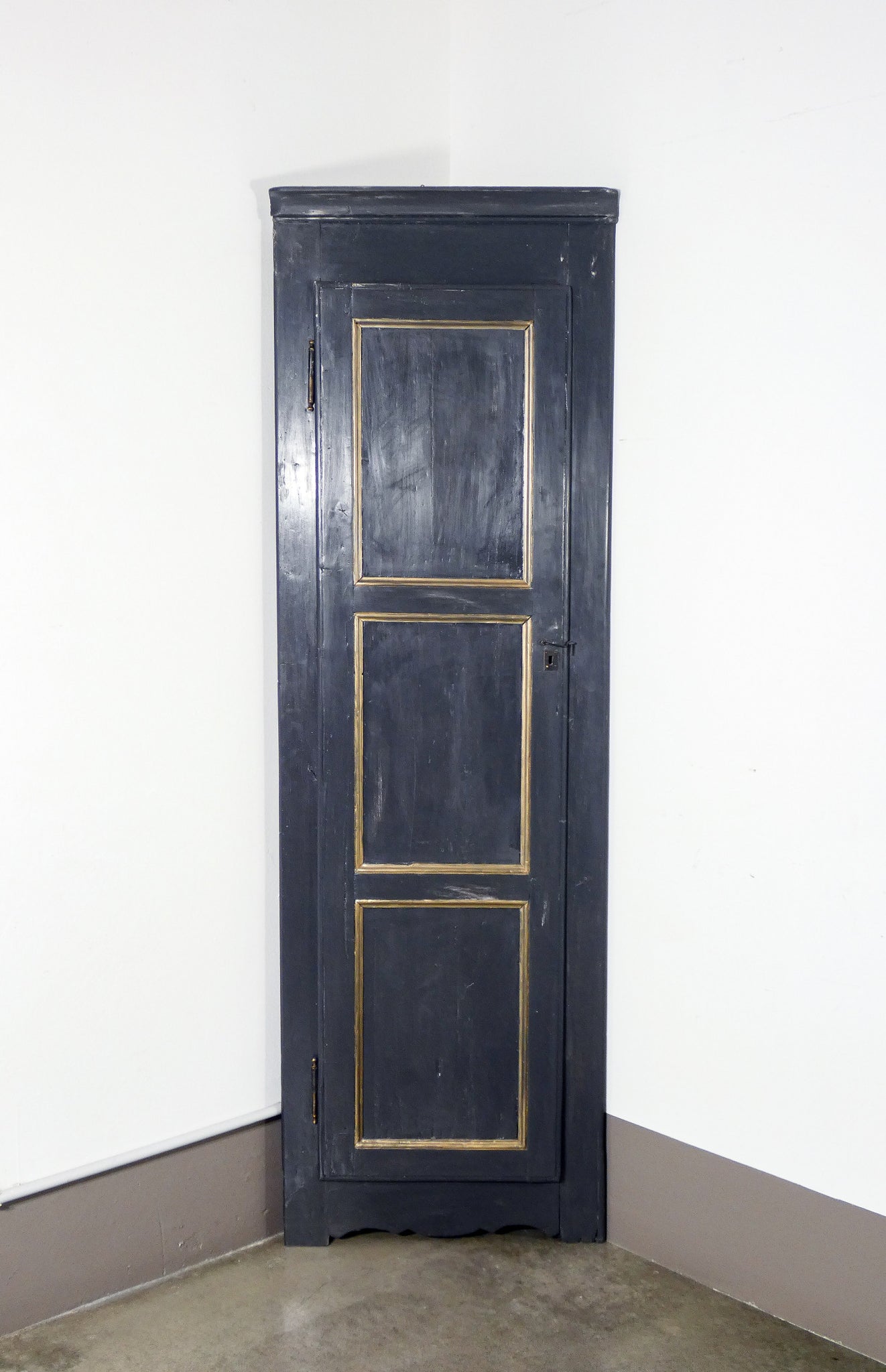 angoliera cantonale legno noce pioppo anta singola ripiani epoca 800 antica