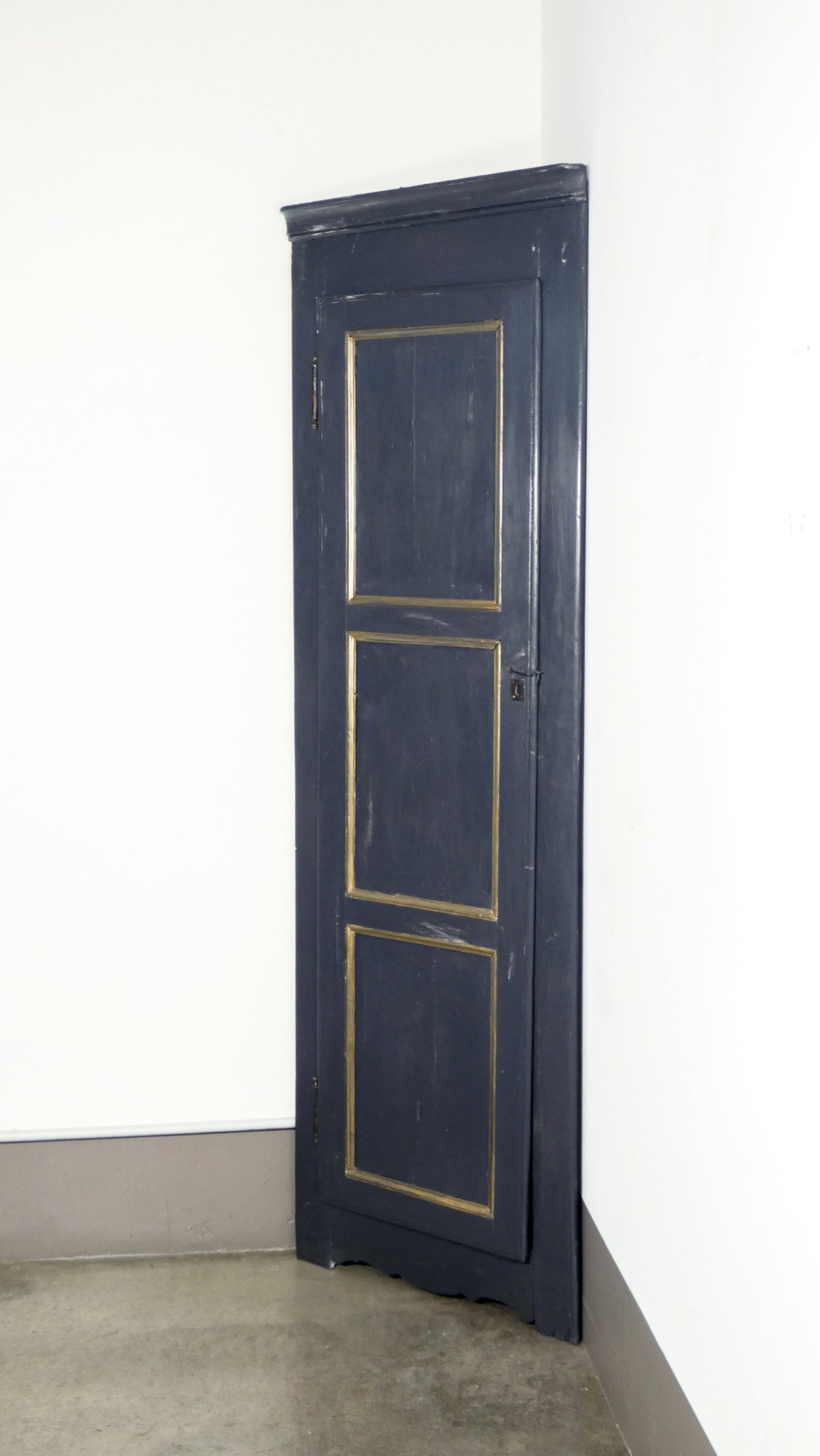 angoliera cantonale legno noce pioppo anta singola ripiani epoca 800 antica