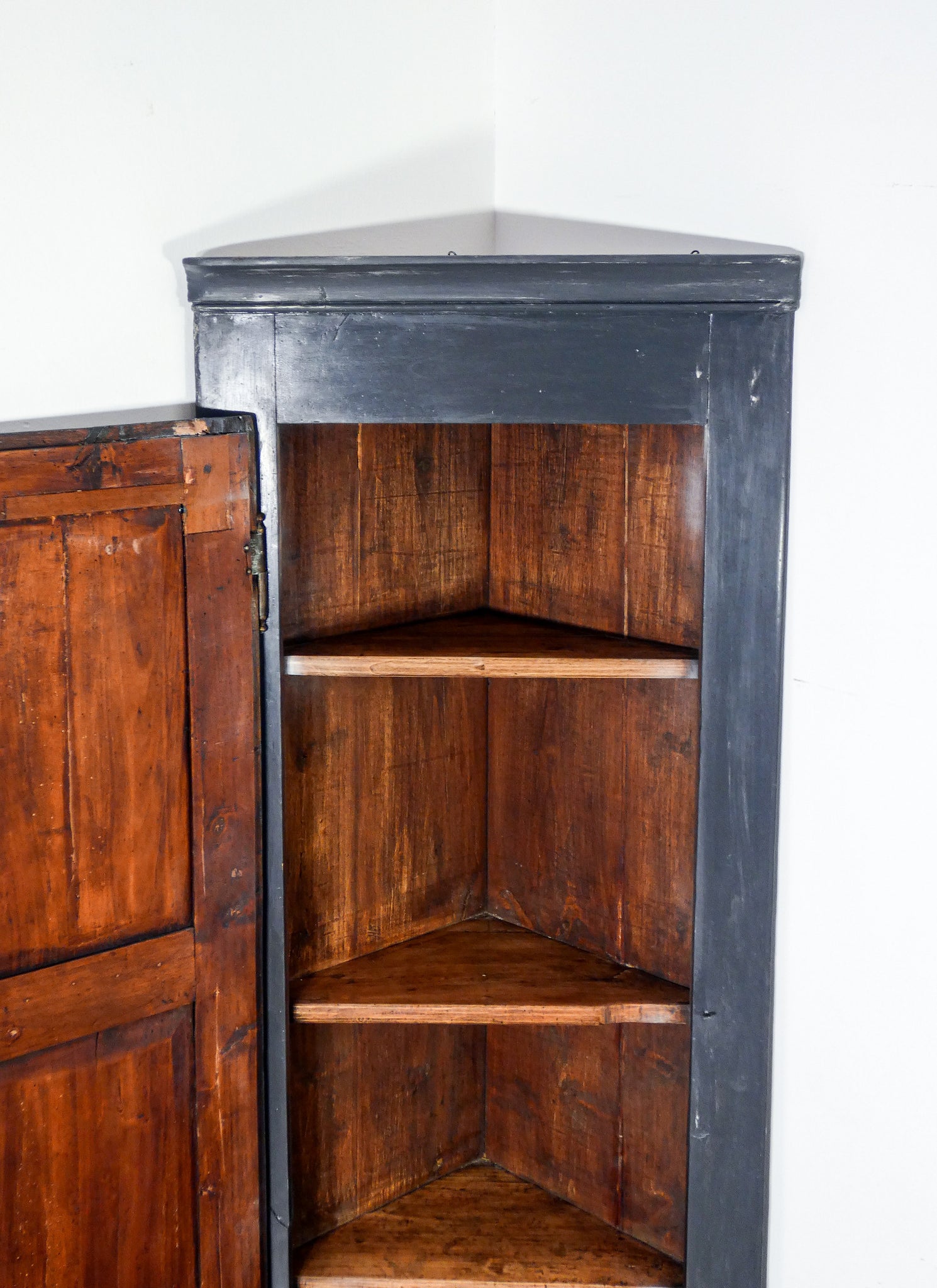 angoliera cantonale legno noce pioppo anta singola ripiani epoca 800 antica