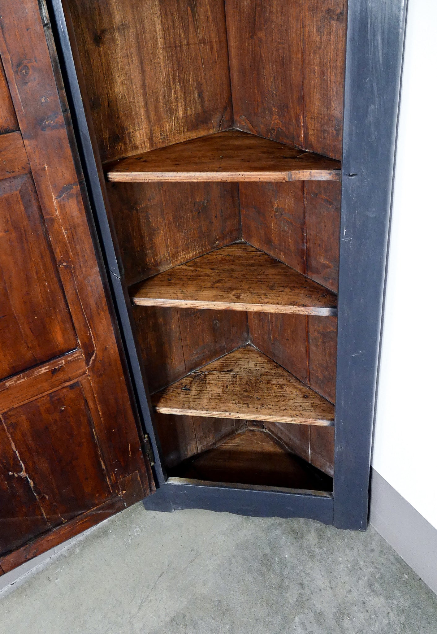 angoliera cantonale legno noce pioppo anta singola ripiani epoca 800 antica