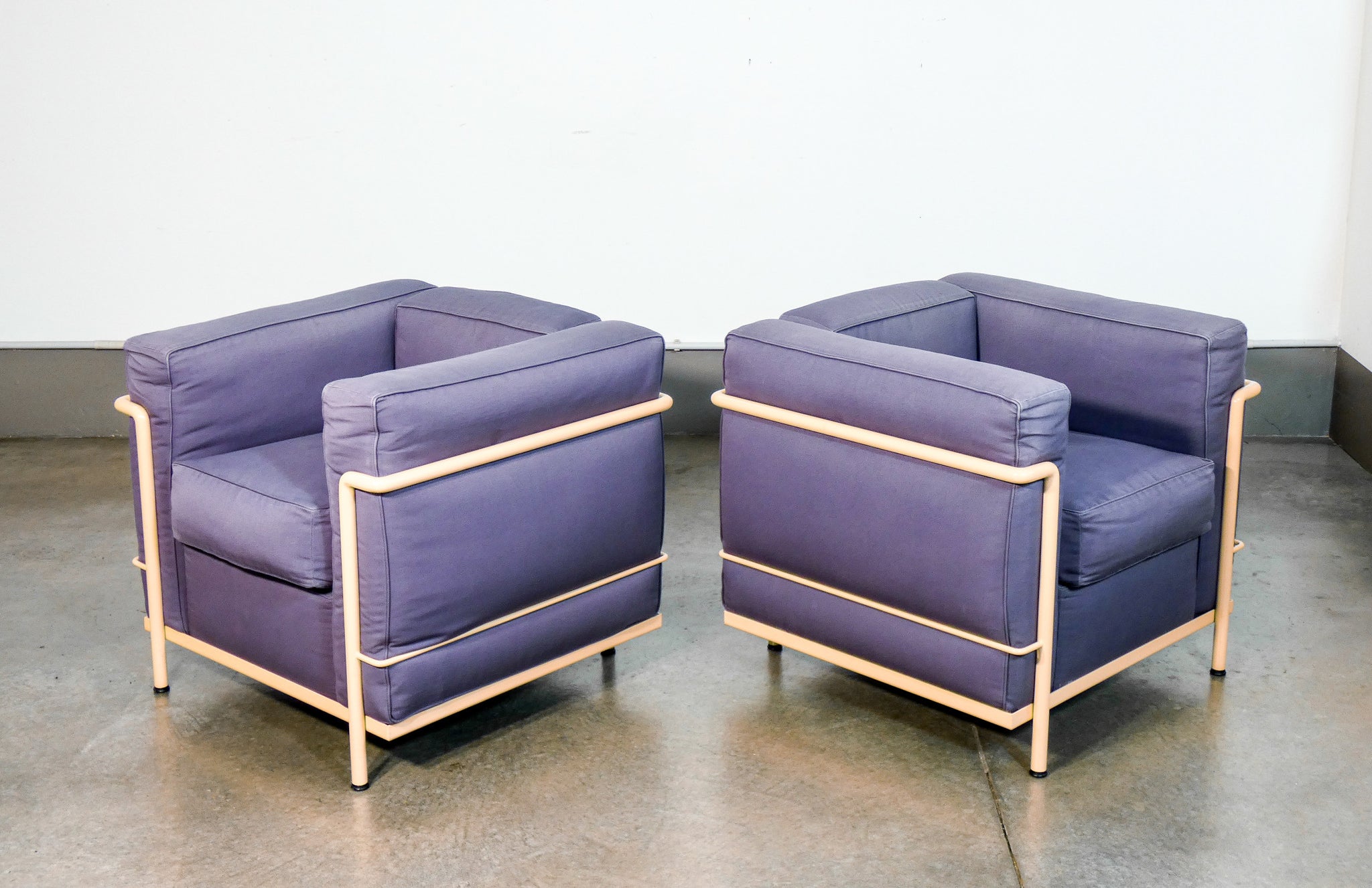 coppia poltrone lc2 design le corbusier per cassina sofa divano rosa viola
