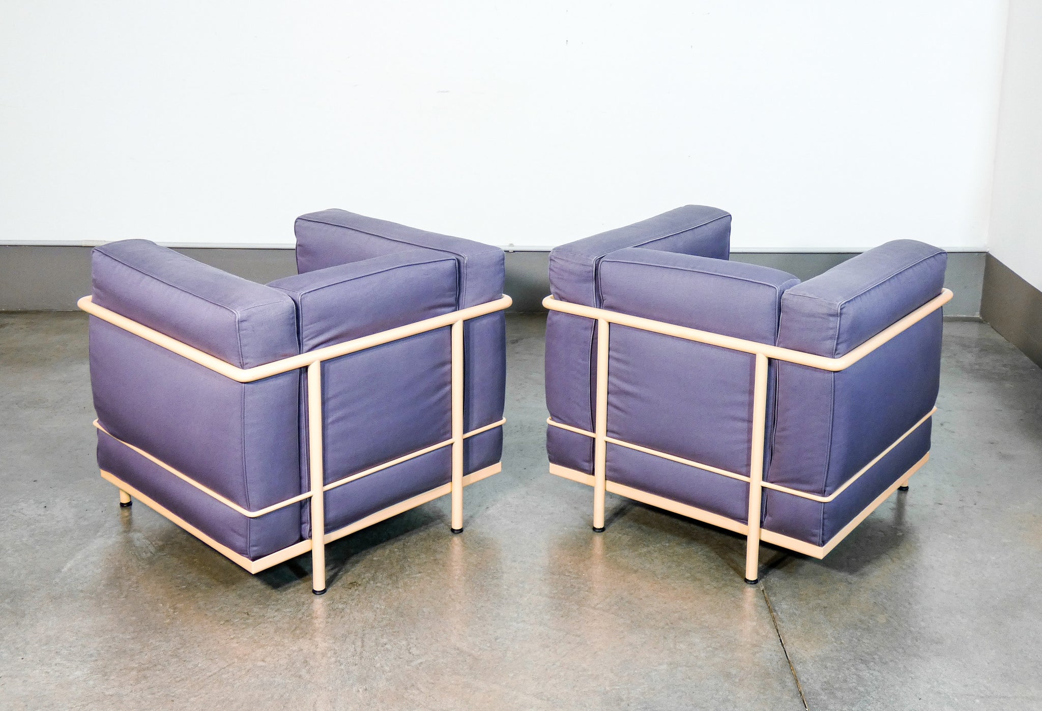 coppia poltrone lc2 design le corbusier per cassina sofa divano rosa viola