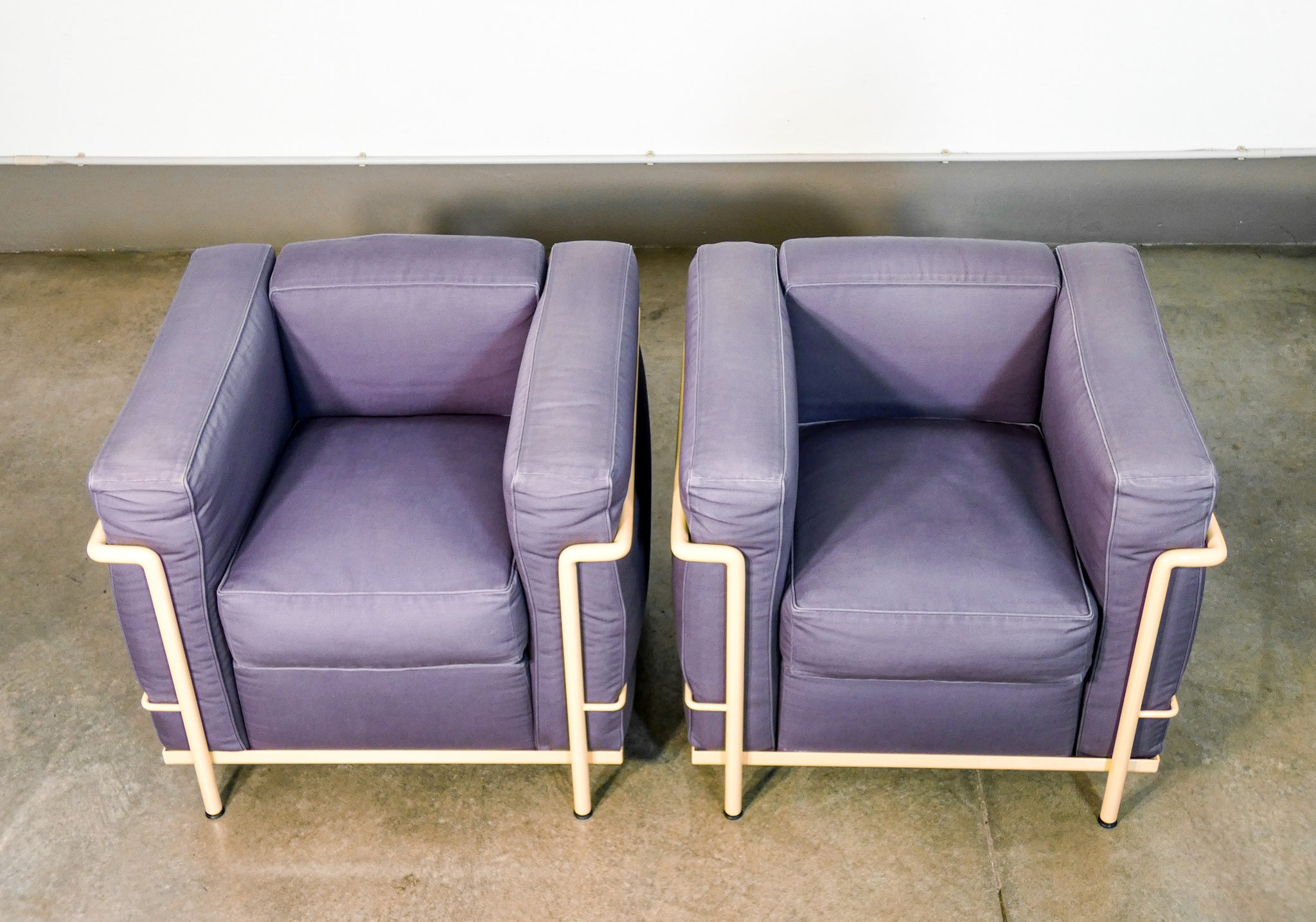 coppia poltrone lc2 design le corbusier per cassina sofa divano rosa viola