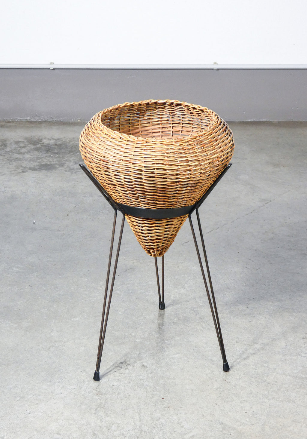 fioriera rattan cesto vimini design italia 1950 porta vasi cachepot treppiede