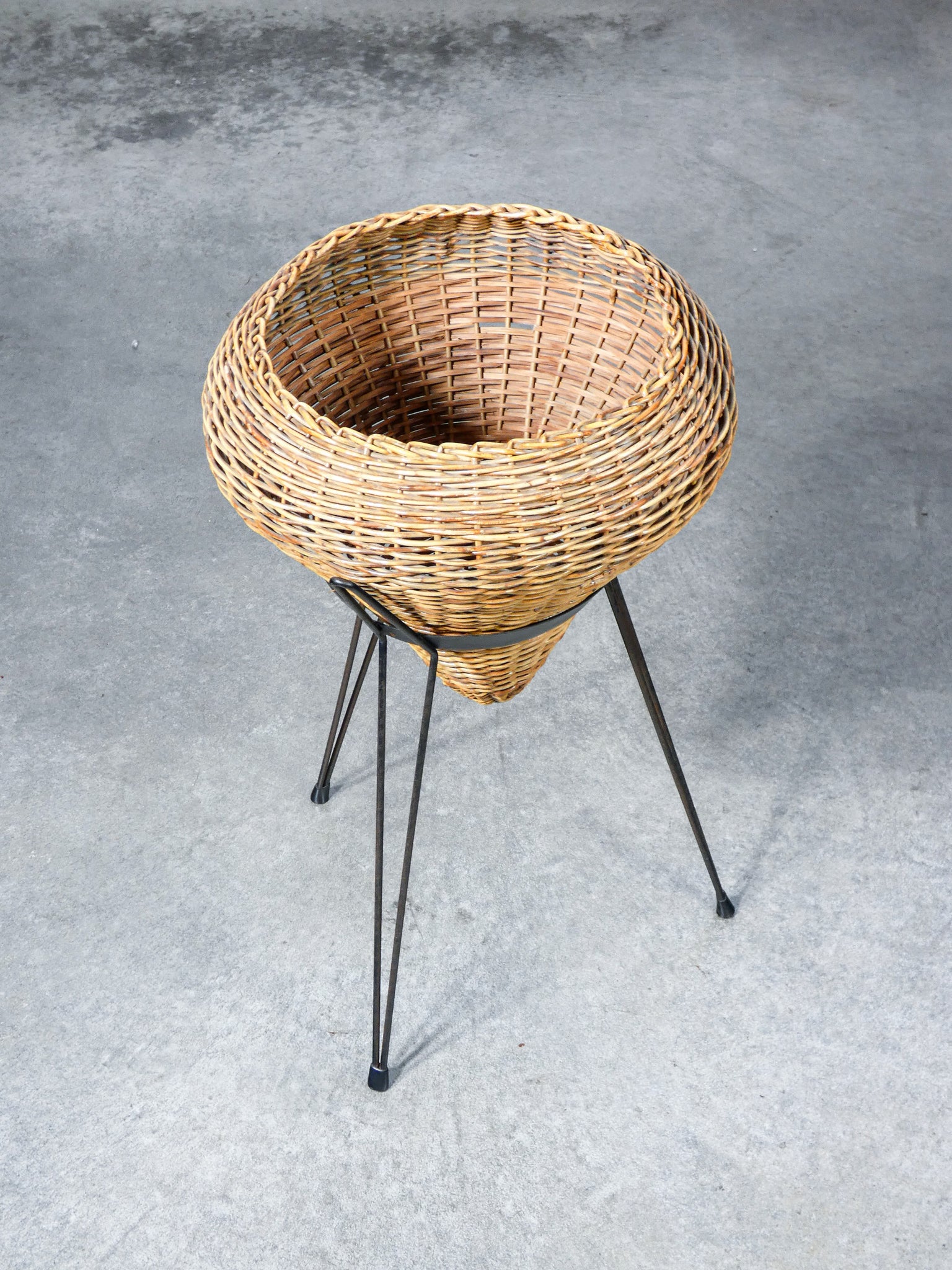 fioriera rattan cesto vimini design italia 1950 porta vasi cachepot treppiede