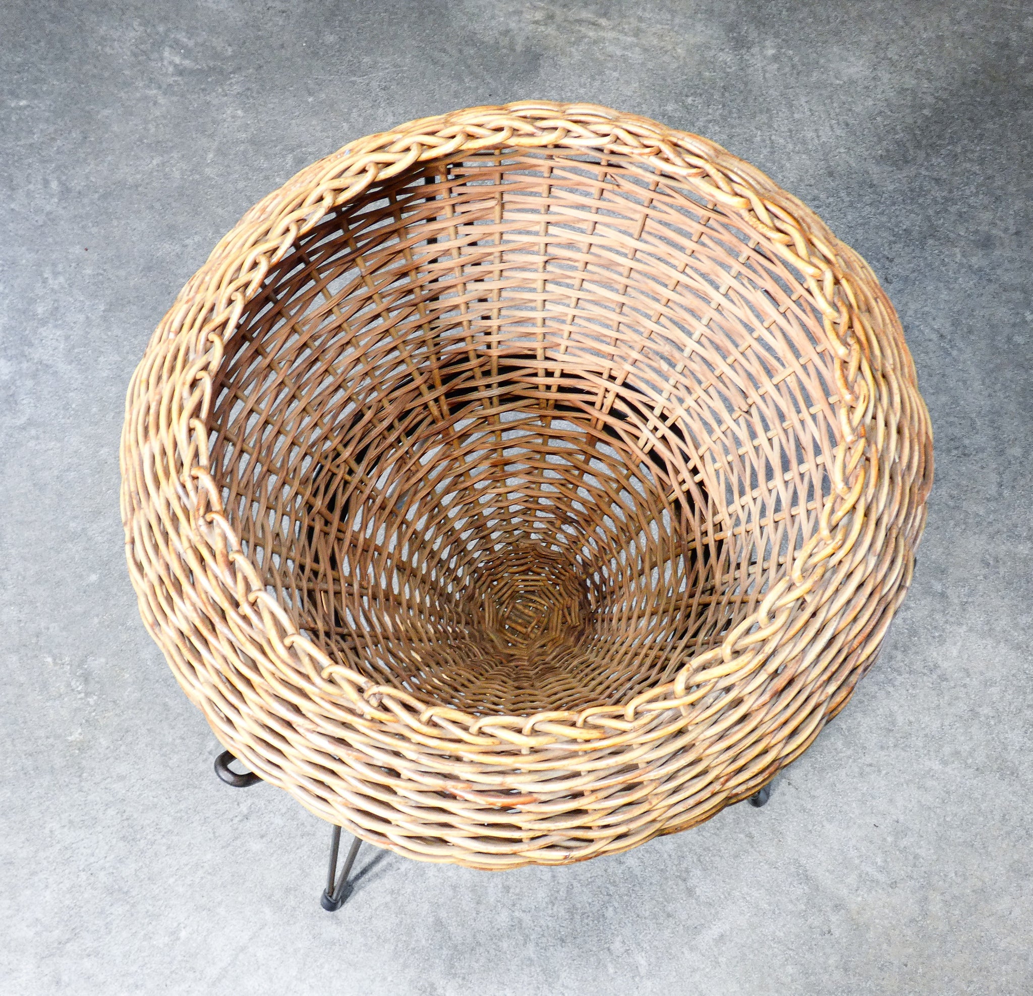 fioriera rattan cesto vimini design italia 1950 porta vasi cachepot treppiede