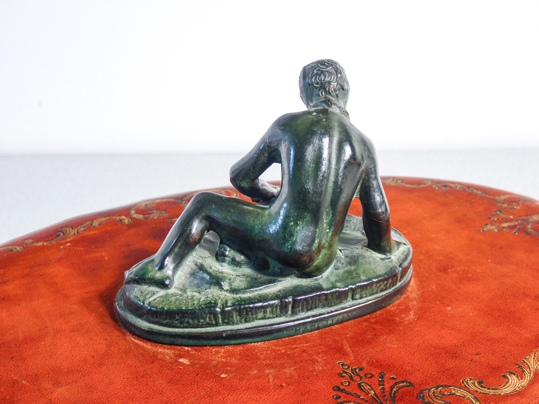 scatola ovale legno pelle scultura statua bronzo velluto verde epoca 1800