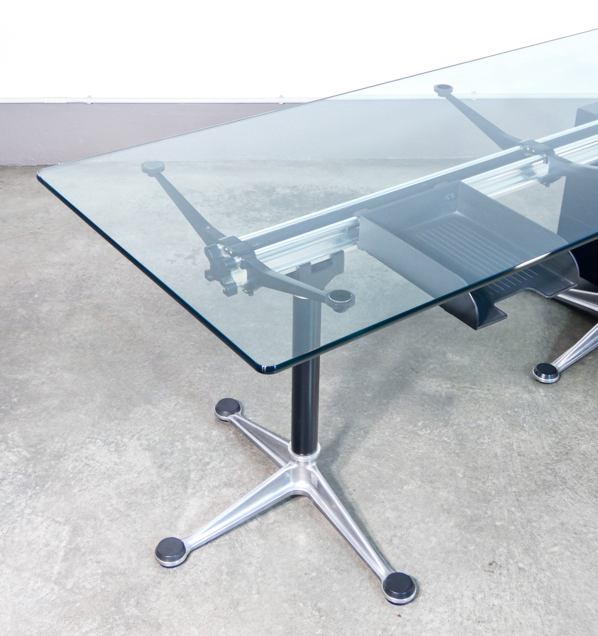scrivania design bruce burdick per herman miller tavolo vetro alluminio 1980s
