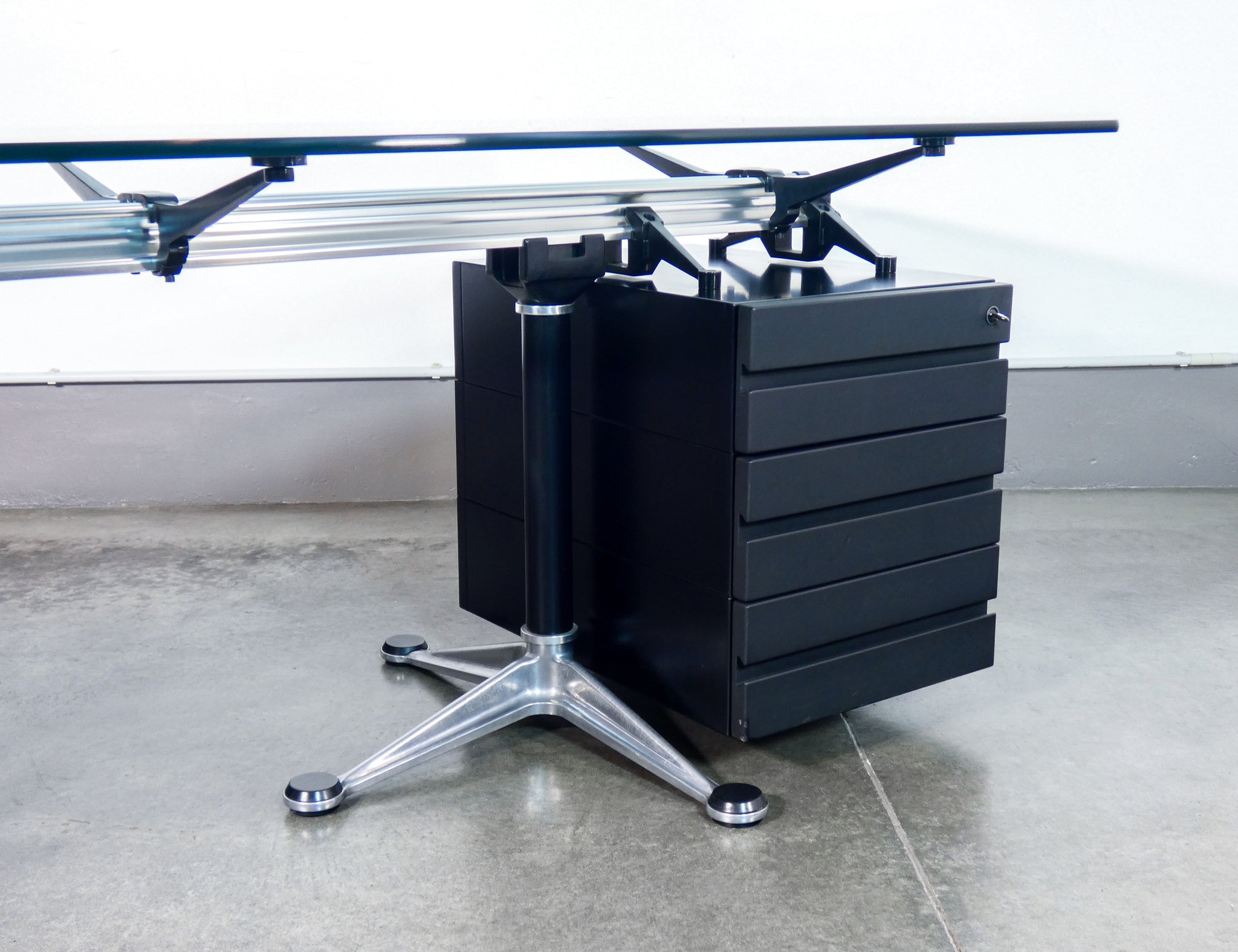 scrivania design bruce burdick per herman miller tavolo vetro alluminio 1980s