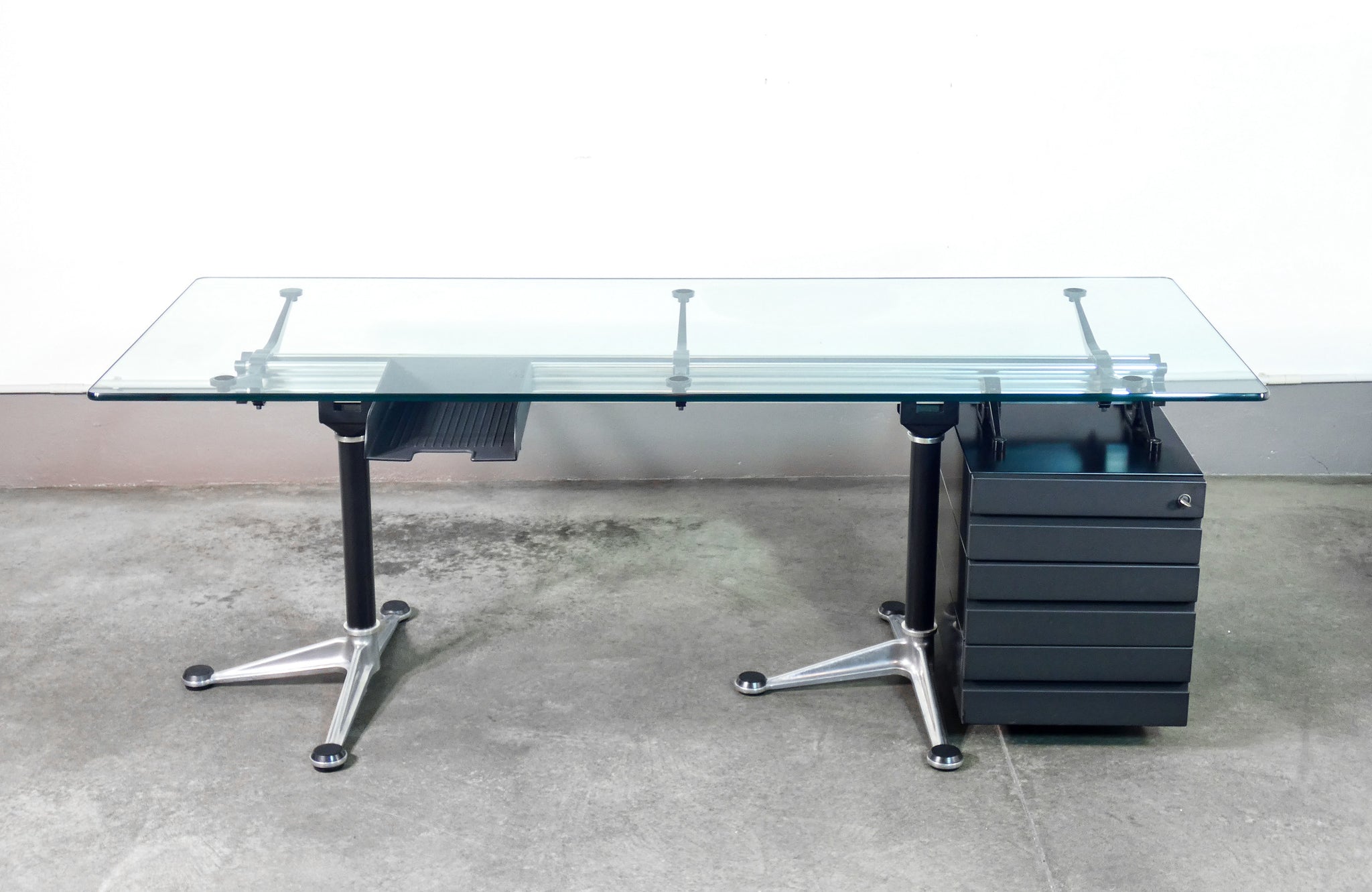 scrivania design bruce burdick per herman miller tavolo vetro alluminio 1980s