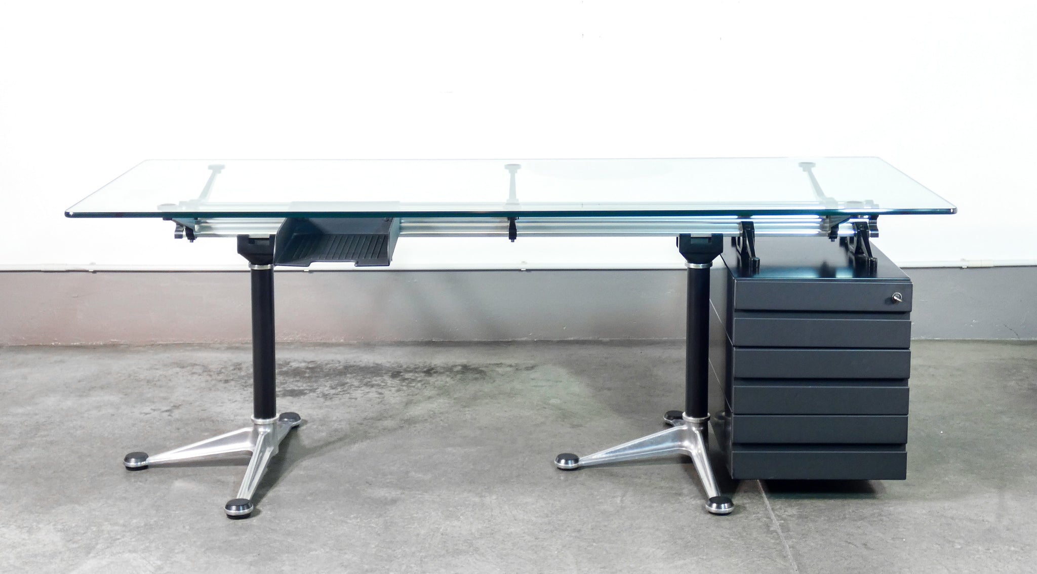 scrivania design bruce burdick per herman miller tavolo vetro alluminio 1980s