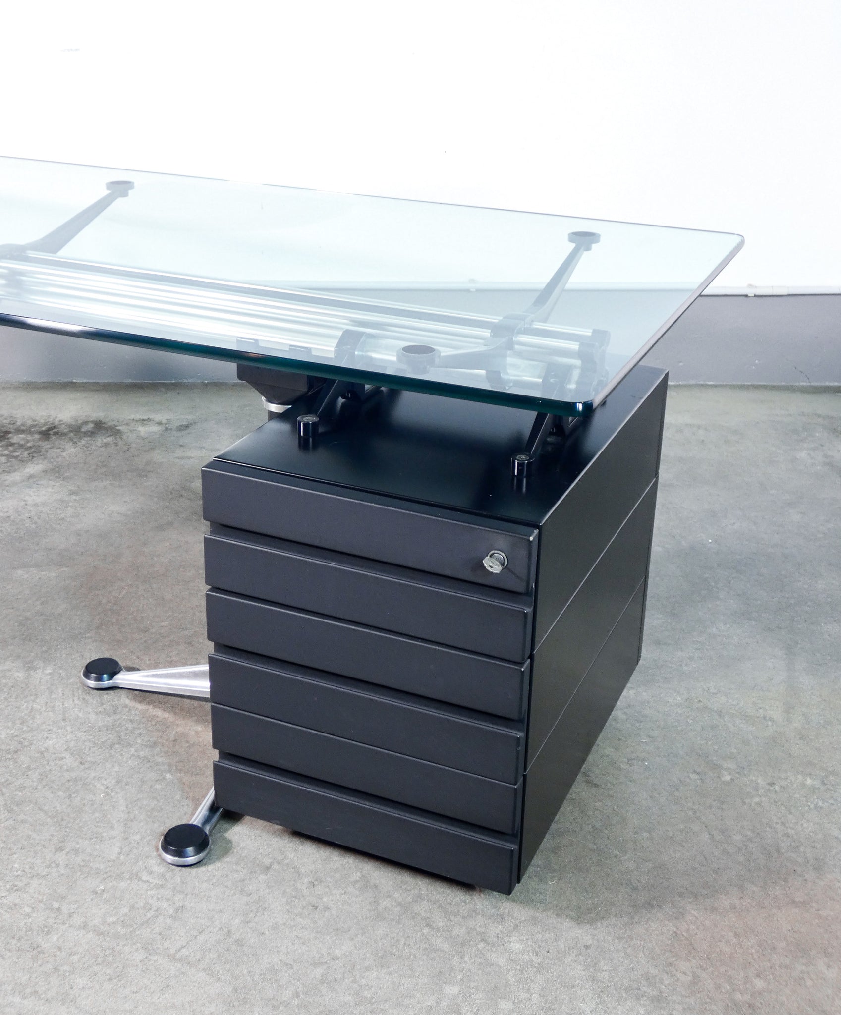 scrivania design bruce burdick per herman miller tavolo vetro alluminio 1980s