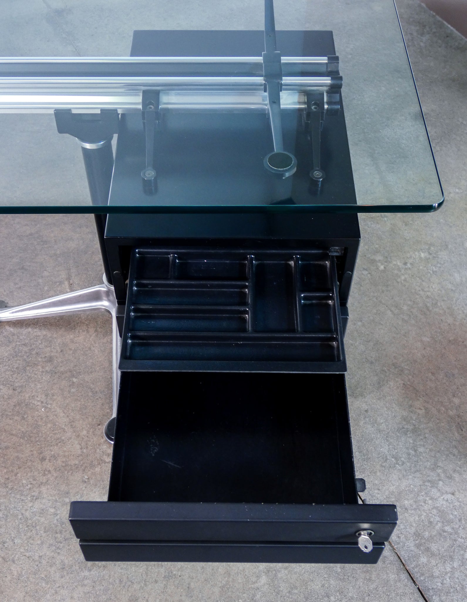 scrivania design bruce burdick per herman miller tavolo vetro alluminio 1980s