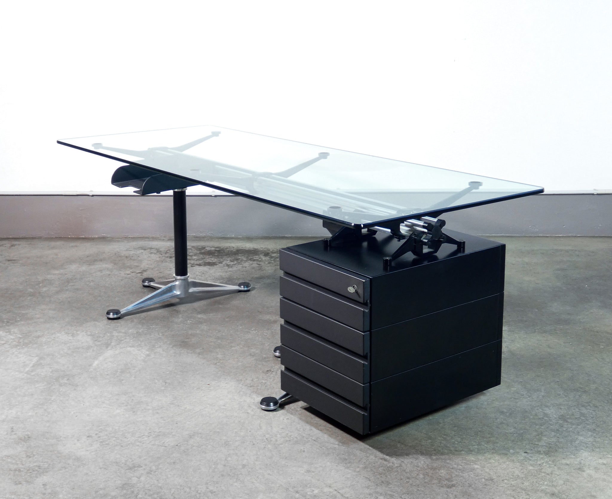 scrivania design bruce burdick per herman miller tavolo vetro alluminio 1980s
