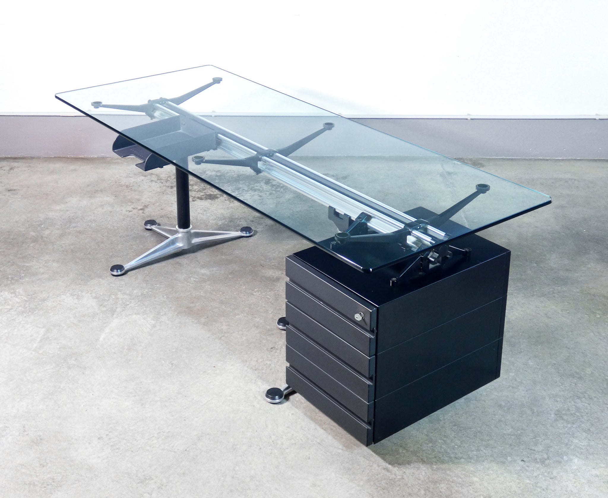 scrivania design bruce burdick per herman miller tavolo vetro alluminio 1980s