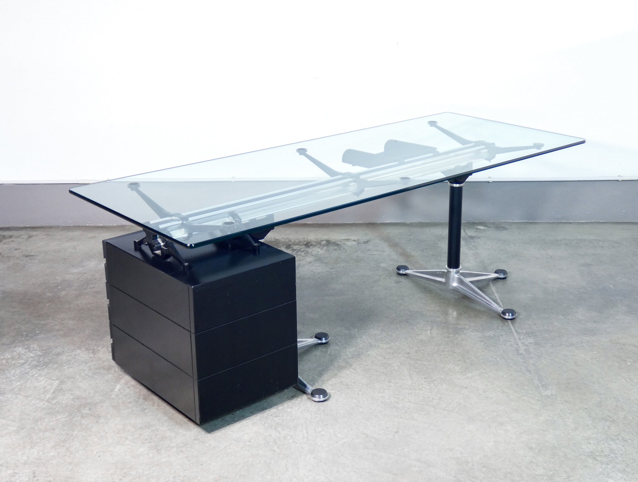 scrivania design bruce burdick per herman miller tavolo vetro alluminio 1980s