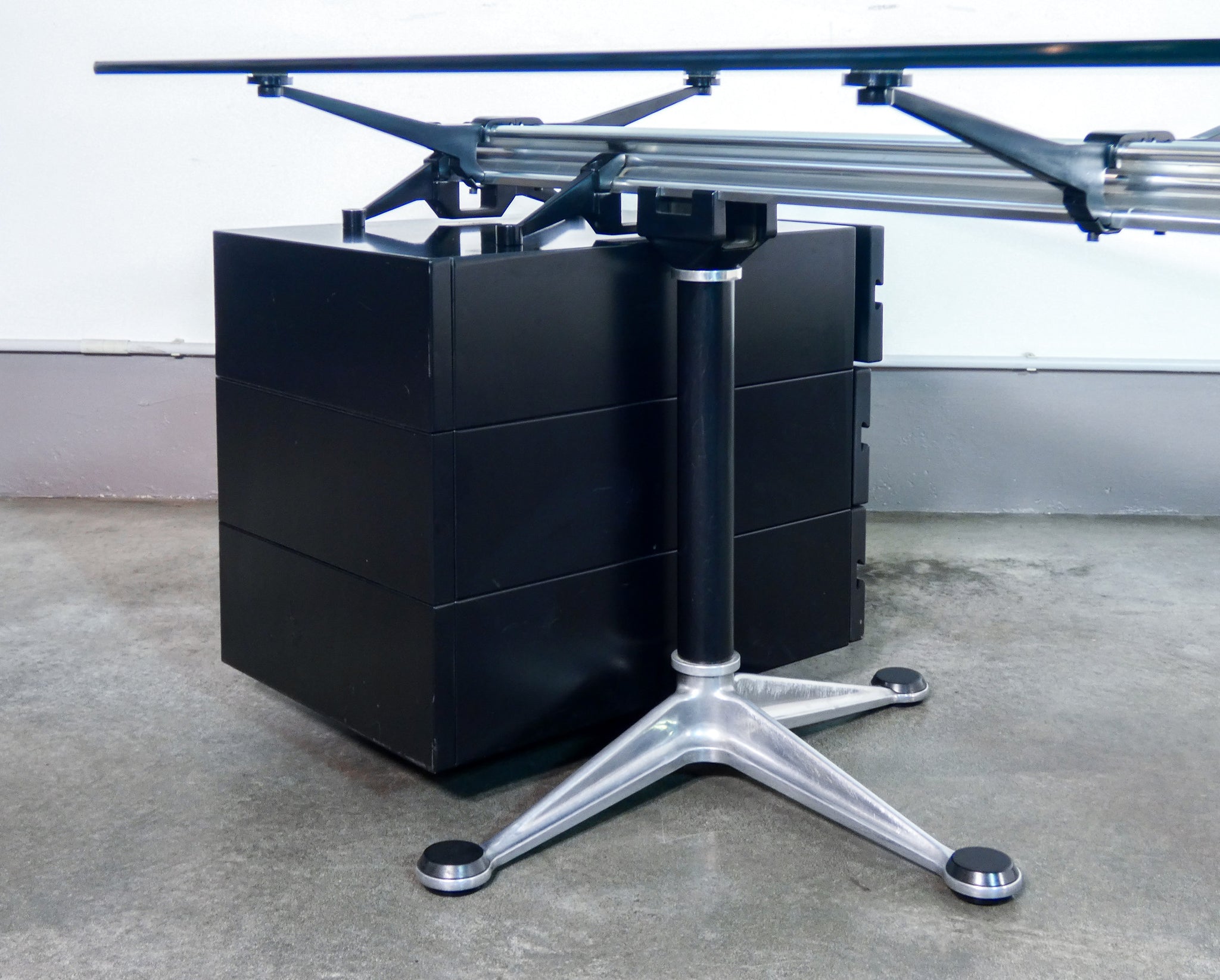 scrivania design bruce burdick per herman miller tavolo vetro alluminio 1980s