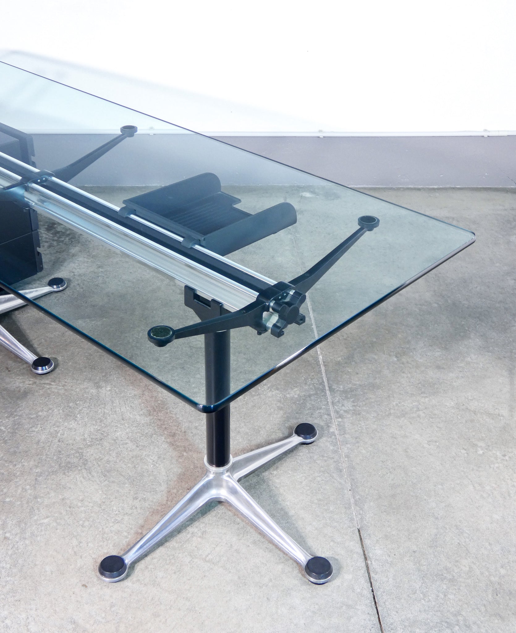 scrivania design bruce burdick per herman miller tavolo vetro alluminio 1980s