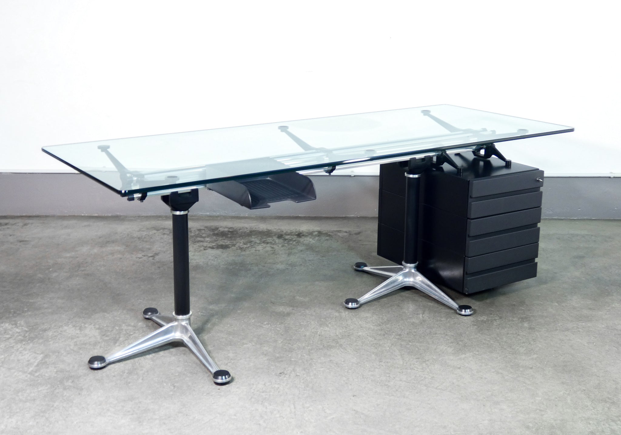 scrivania design bruce burdick per herman miller tavolo vetro alluminio 1980s