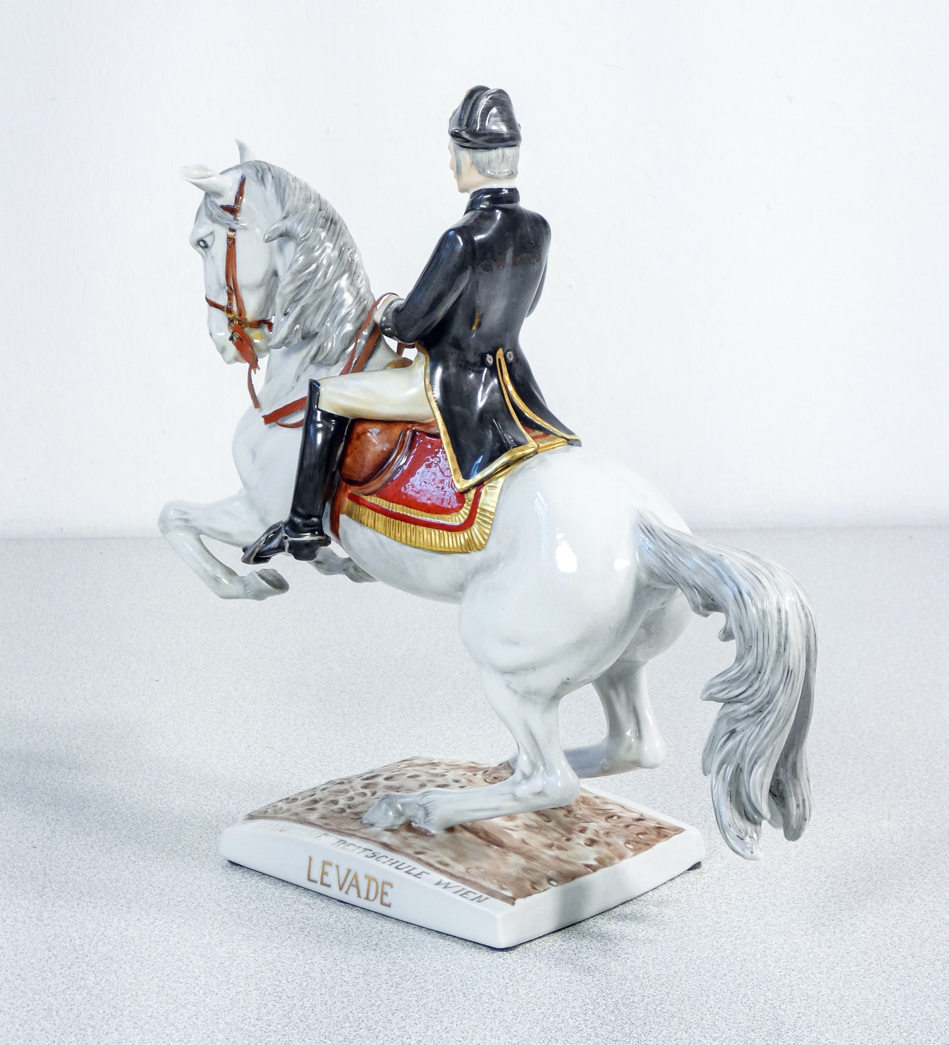scultura cavallo porcellana unter weiss bach levade spanische reitschule wien