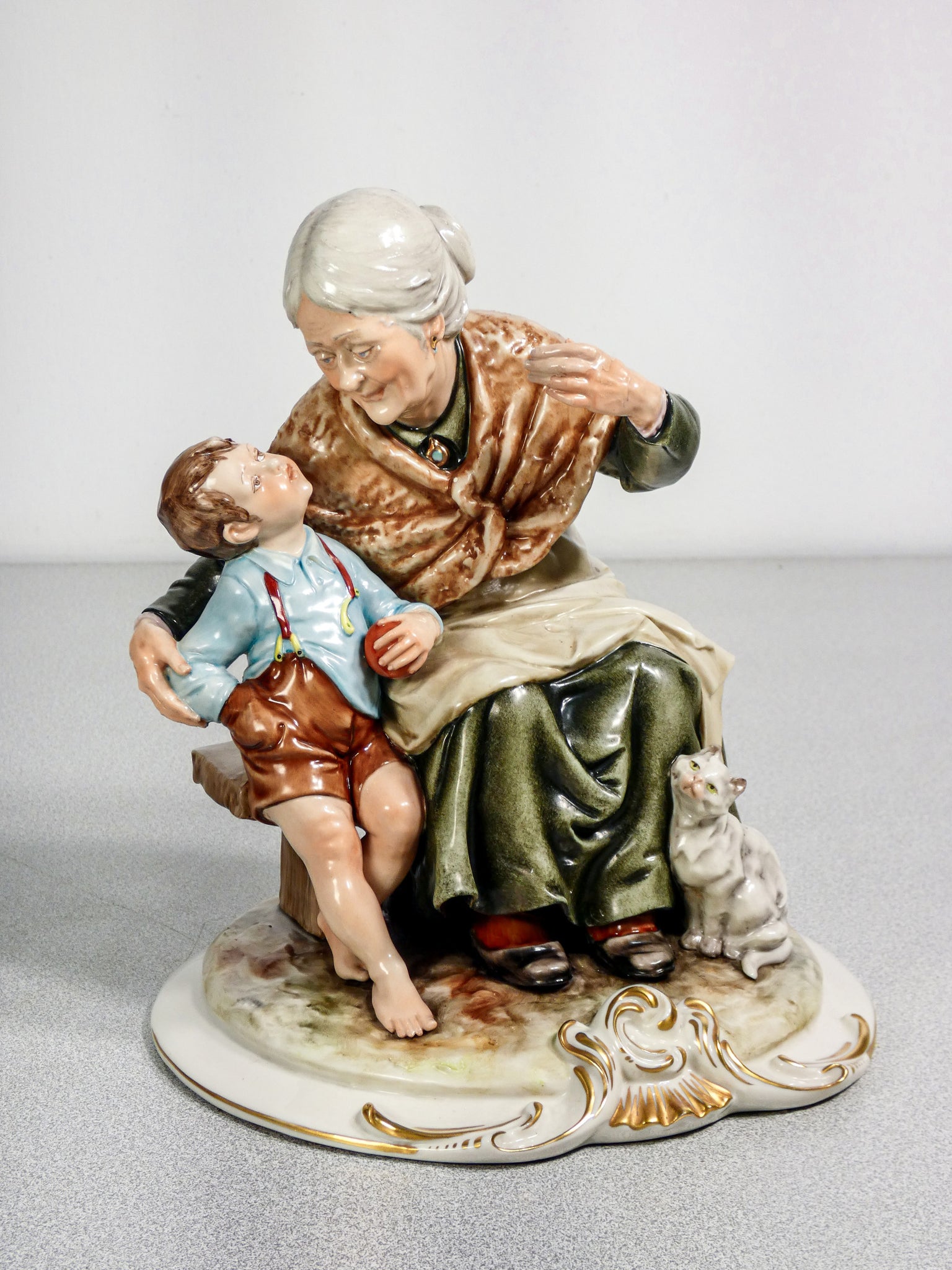 scultura ceramica bruno merli nonno nonna nipoti bambini porcellana dipinta