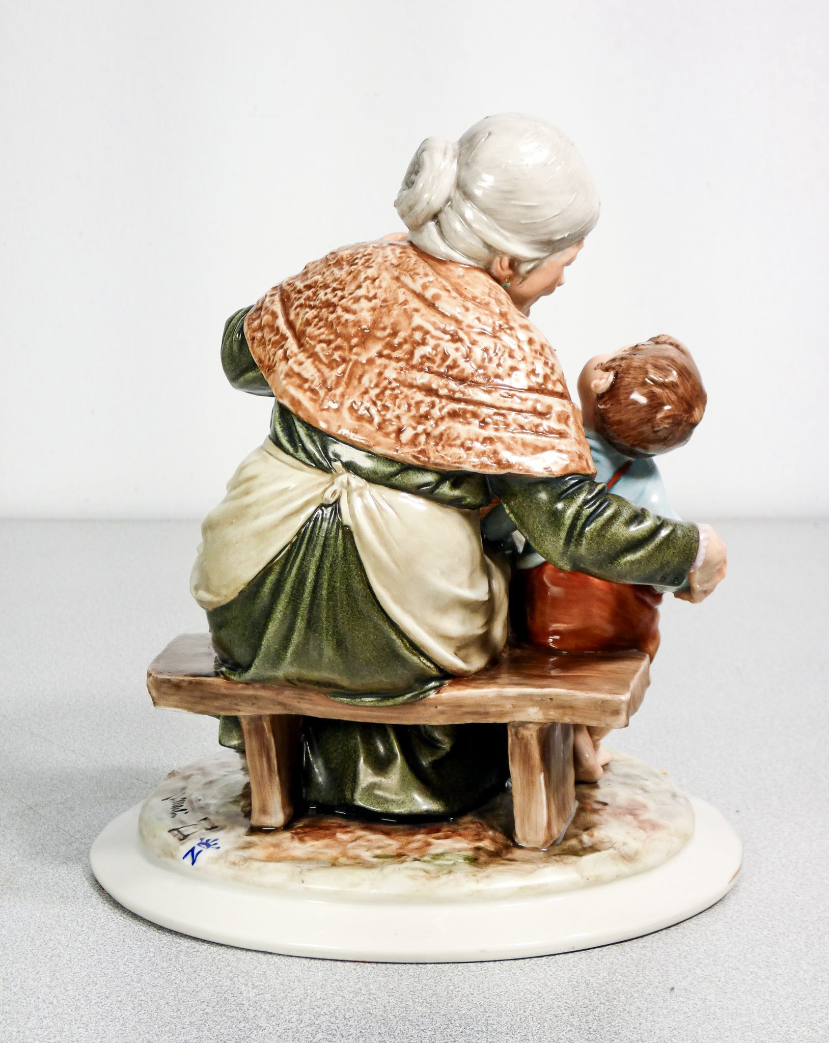 scultura ceramica bruno merli nonno nonna nipoti bambini porcellana dipinta