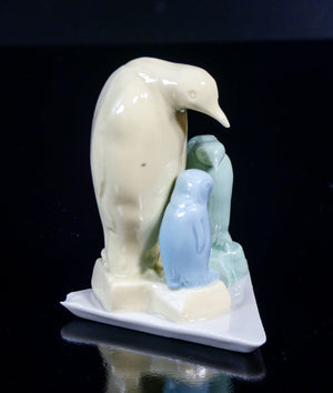 scultura ceramica porcellana pinguino cuccioli firmata valter capodimonte