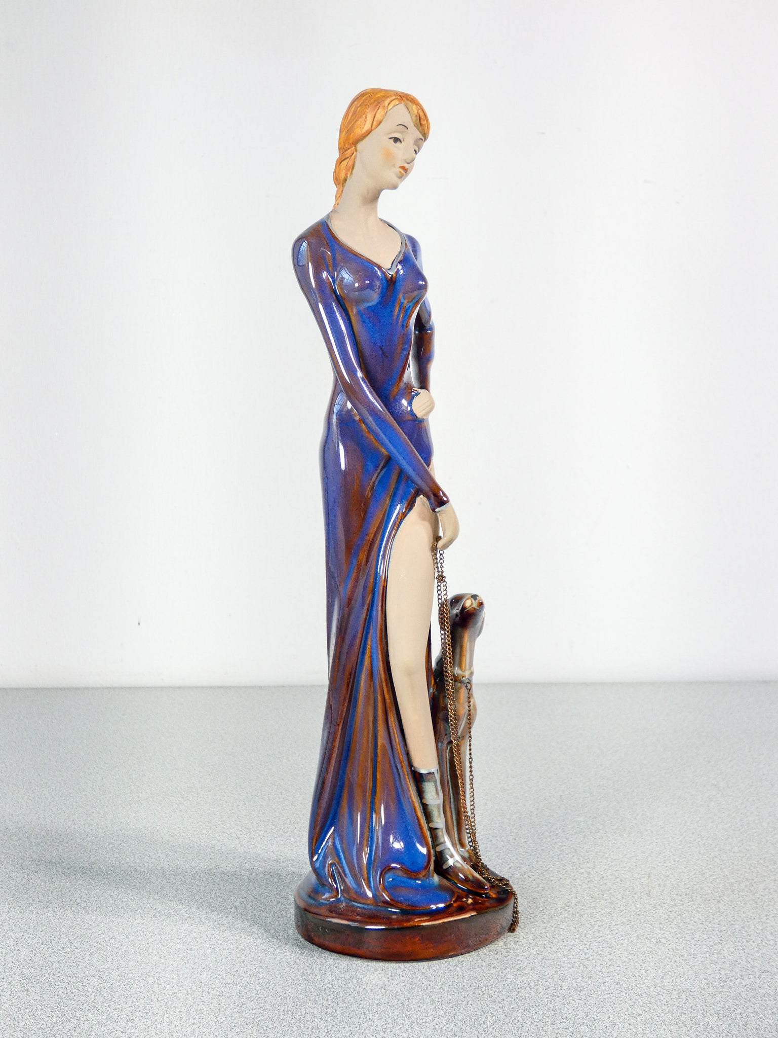 scultura donna cane levriero ceramica smalto dipinta stile art deco glamour