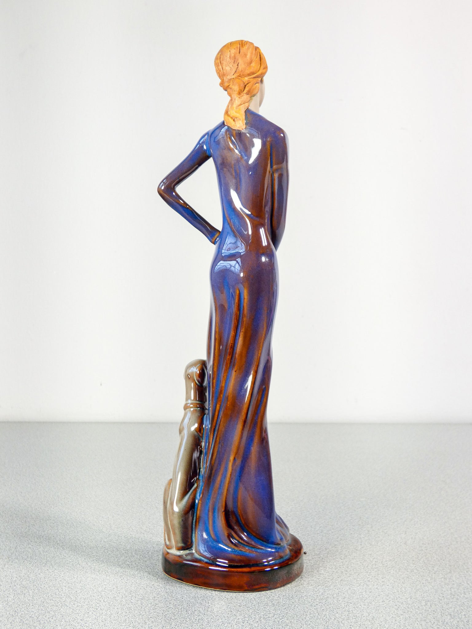 scultura donna cane levriero ceramica smalto dipinta stile art deco glamour