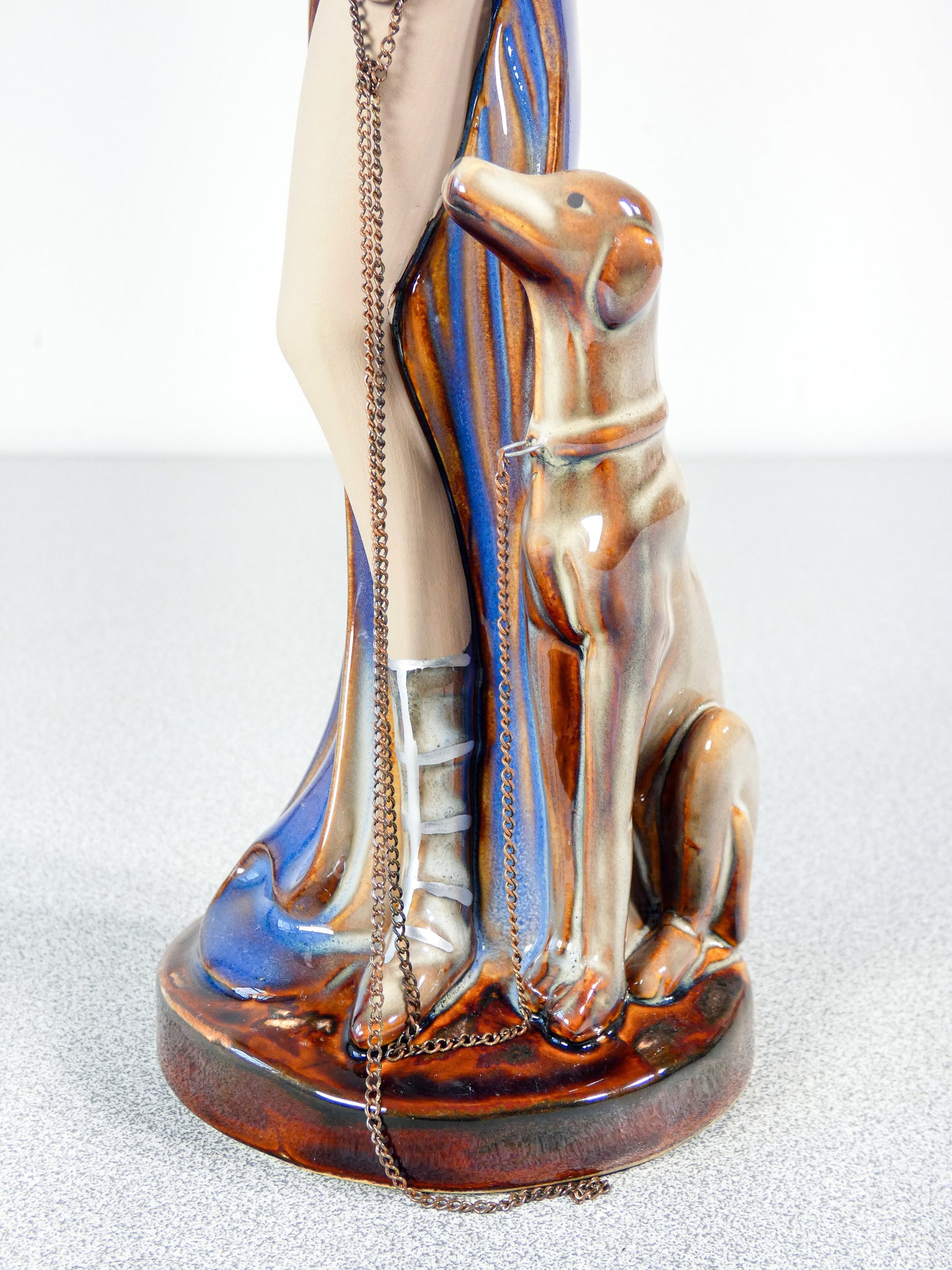 scultura donna cane levriero ceramica smalto dipinta stile art deco glamour