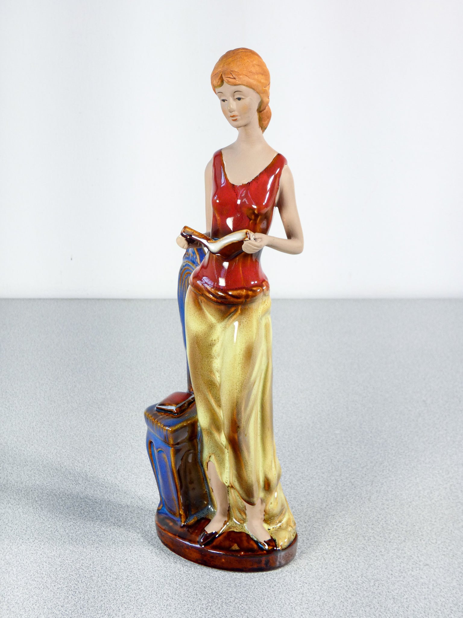 scultura donna libro lettrice ceramica smalto dipinta stile art deco glamour