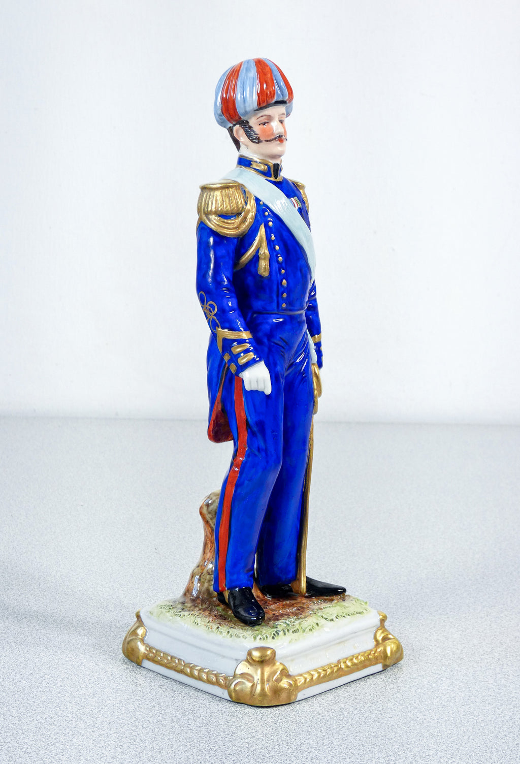 scultura porcellana capodimonte carabiniere soldato ufficiale esercito capitano