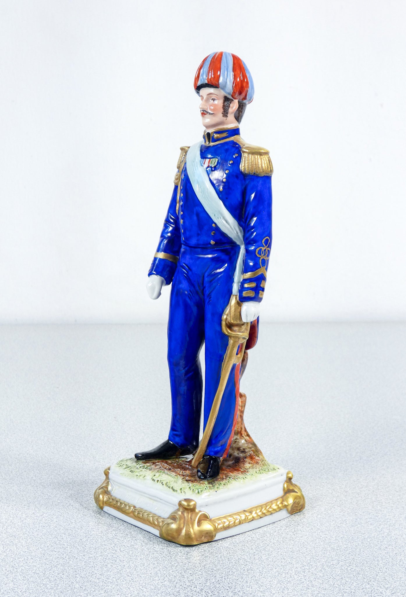 scultura porcellana capodimonte carabiniere soldato ufficiale esercito capitano