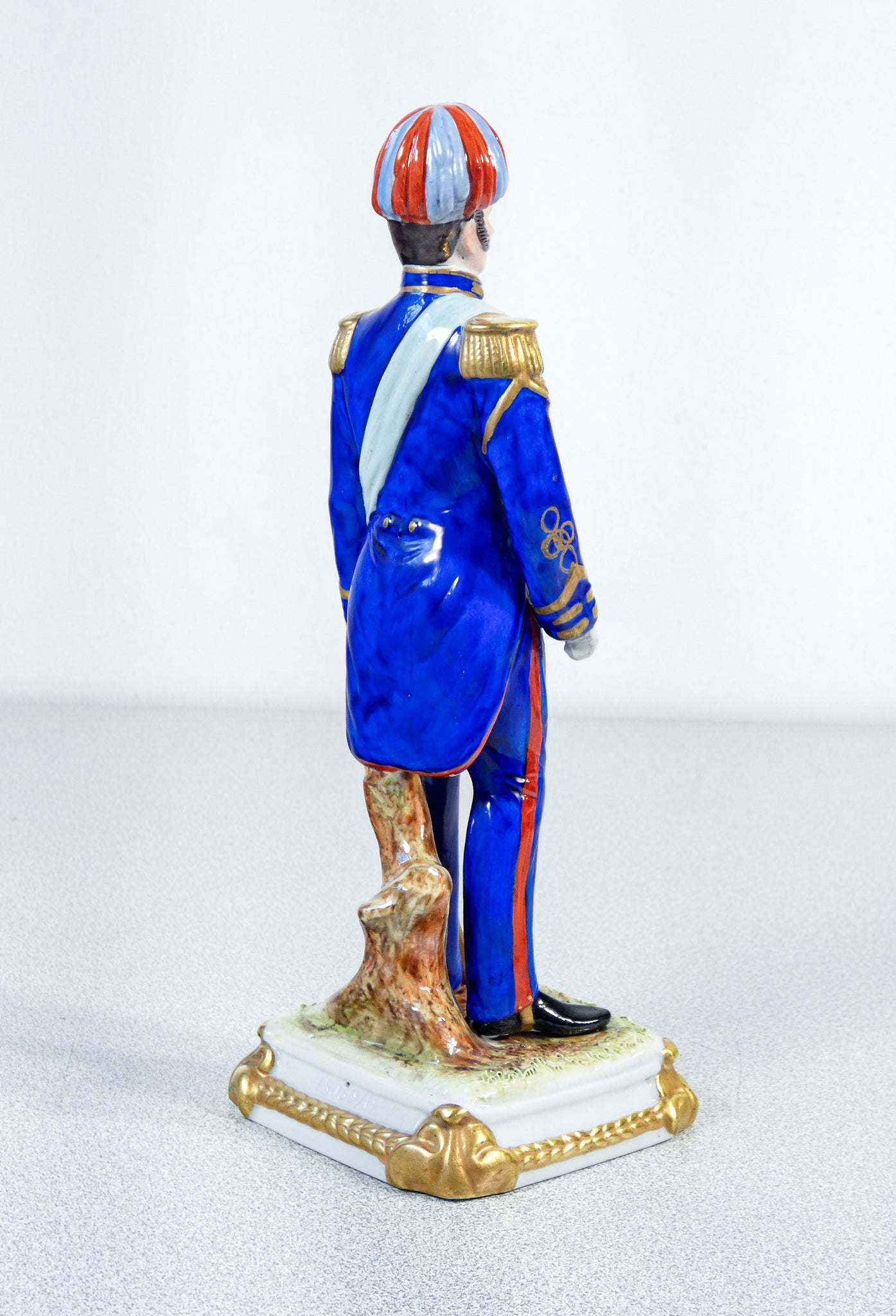 scultura porcellana capodimonte carabiniere soldato ufficiale esercito capitano