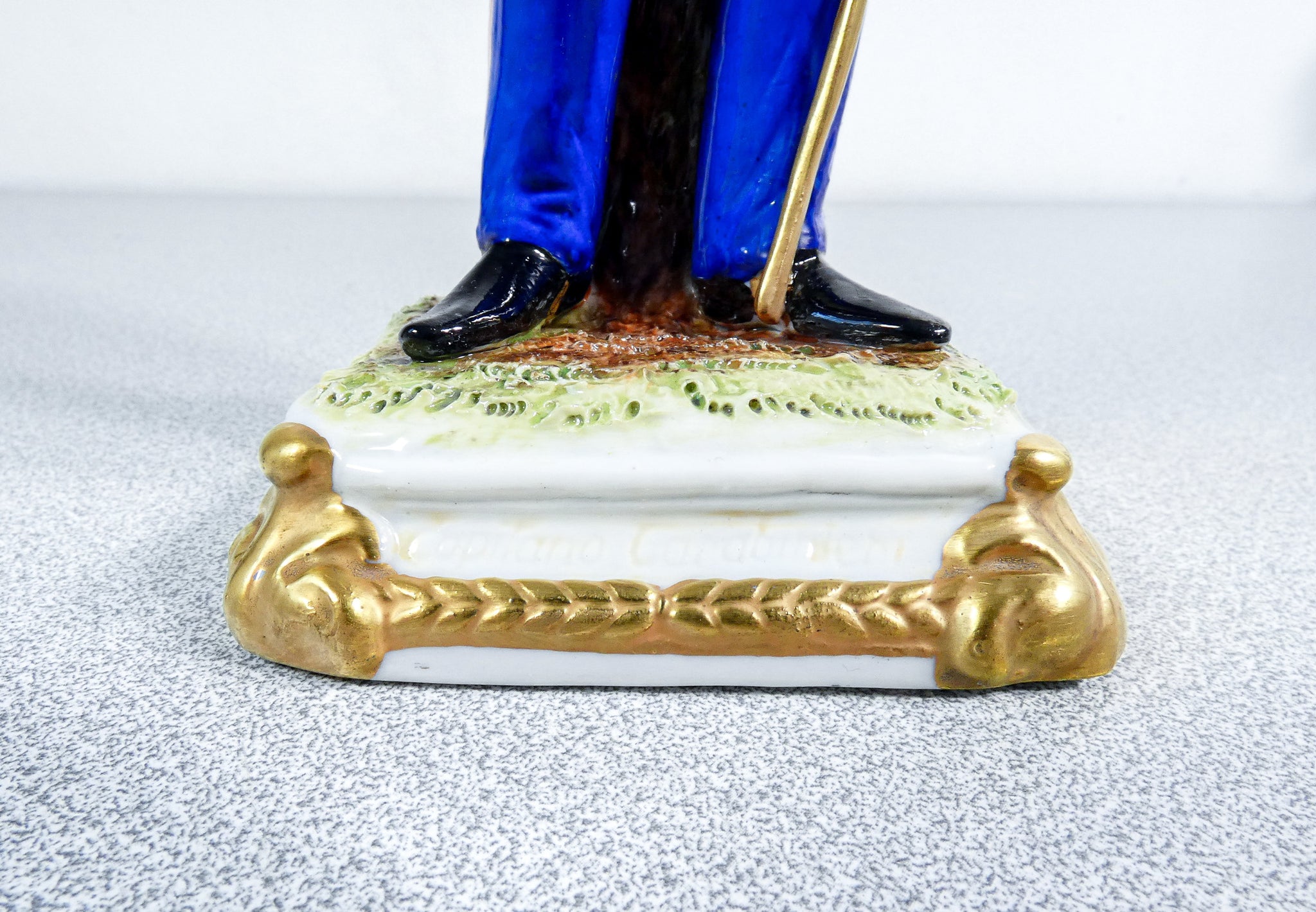 scultura porcellana capodimonte carabiniere soldato ufficiale esercito capitano
