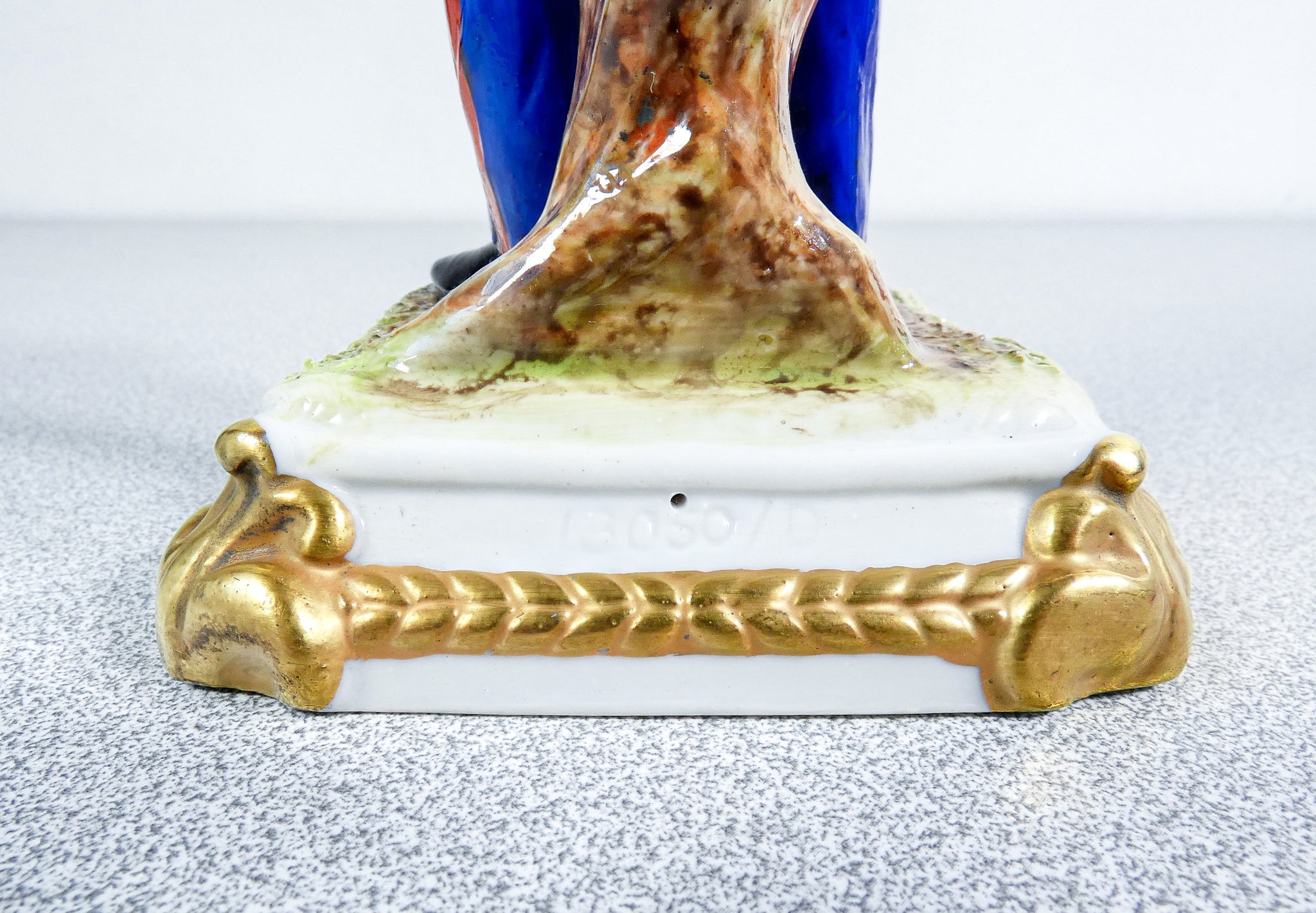 scultura porcellana capodimonte carabiniere soldato ufficiale esercito capitano
