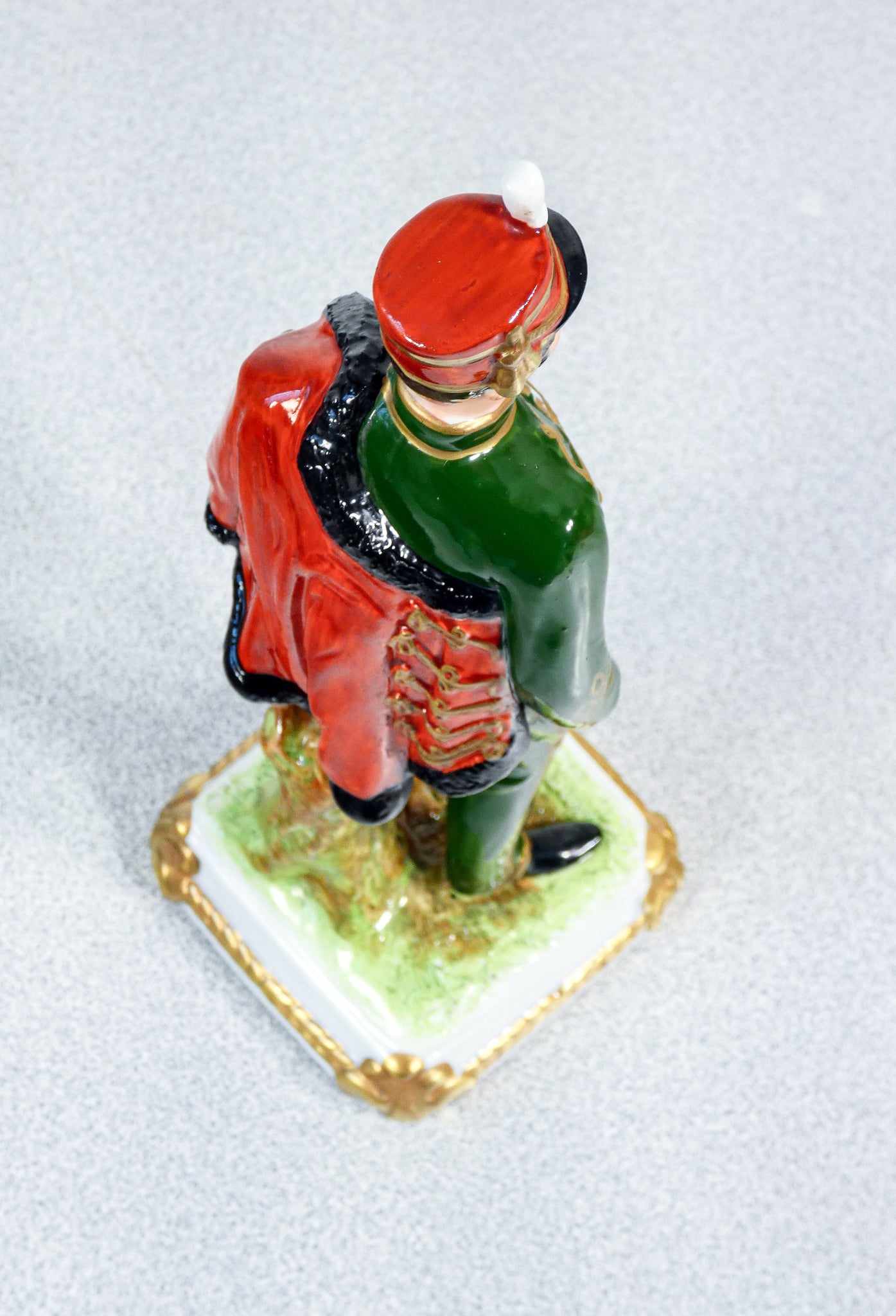 scultura porcellana capodimonte ussero piacenza soldato ufficiale esercito