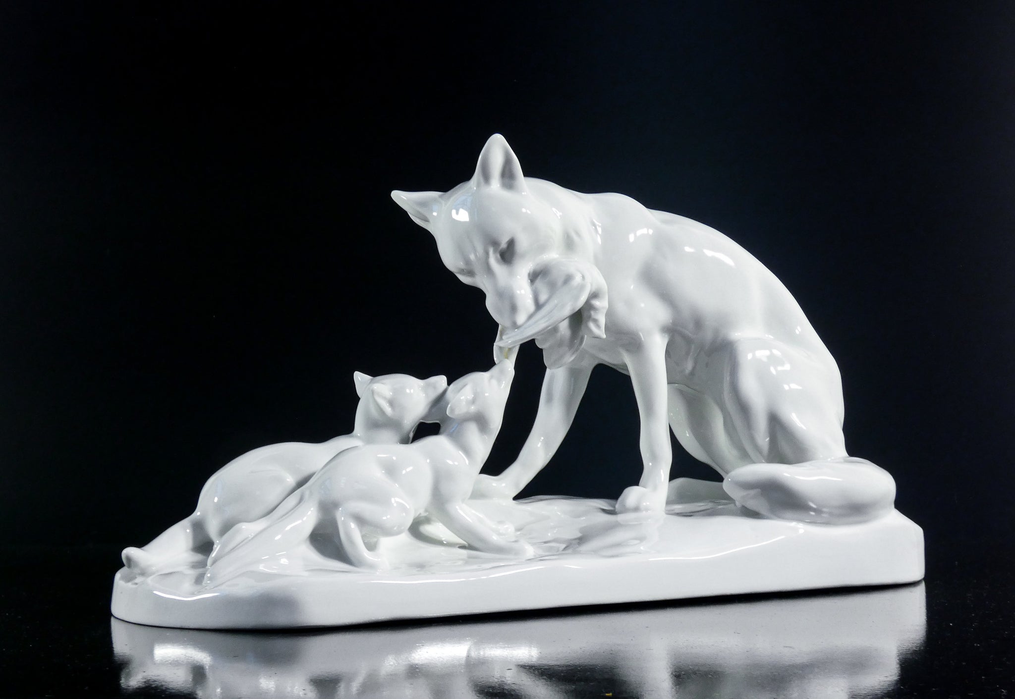 scultura porcellana kpm berlin erich schmidt kestner gruppo volpi cuccioli