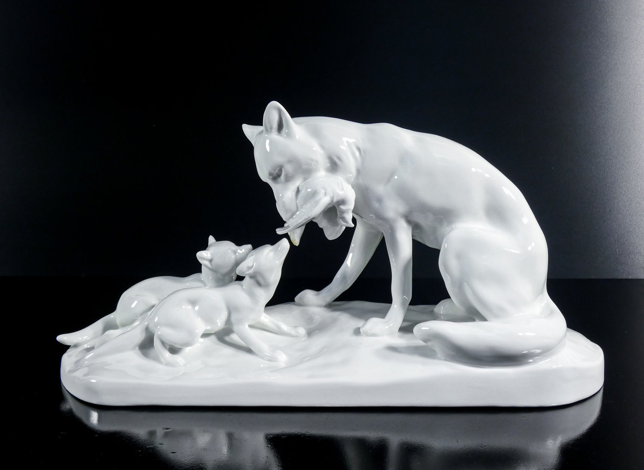 scultura porcellana kpm berlin erich schmidt kestner gruppo volpi cuccioli