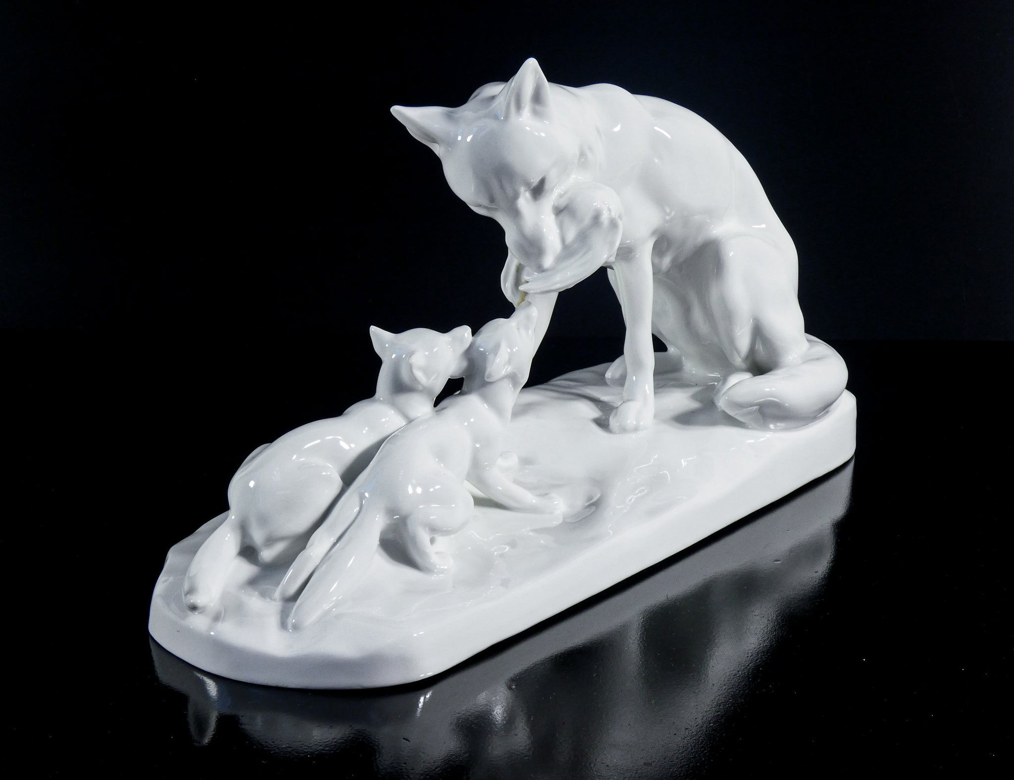 scultura porcellana kpm berlin erich schmidt kestner gruppo volpi cuccioli