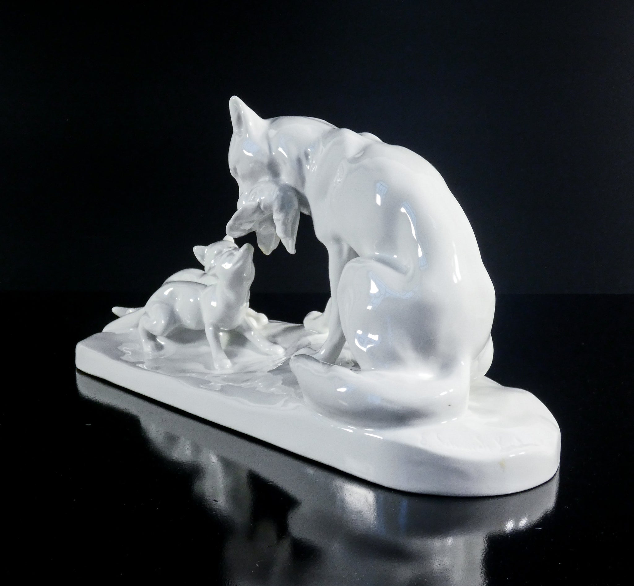 scultura porcellana kpm berlin erich schmidt kestner gruppo volpi cuccioli