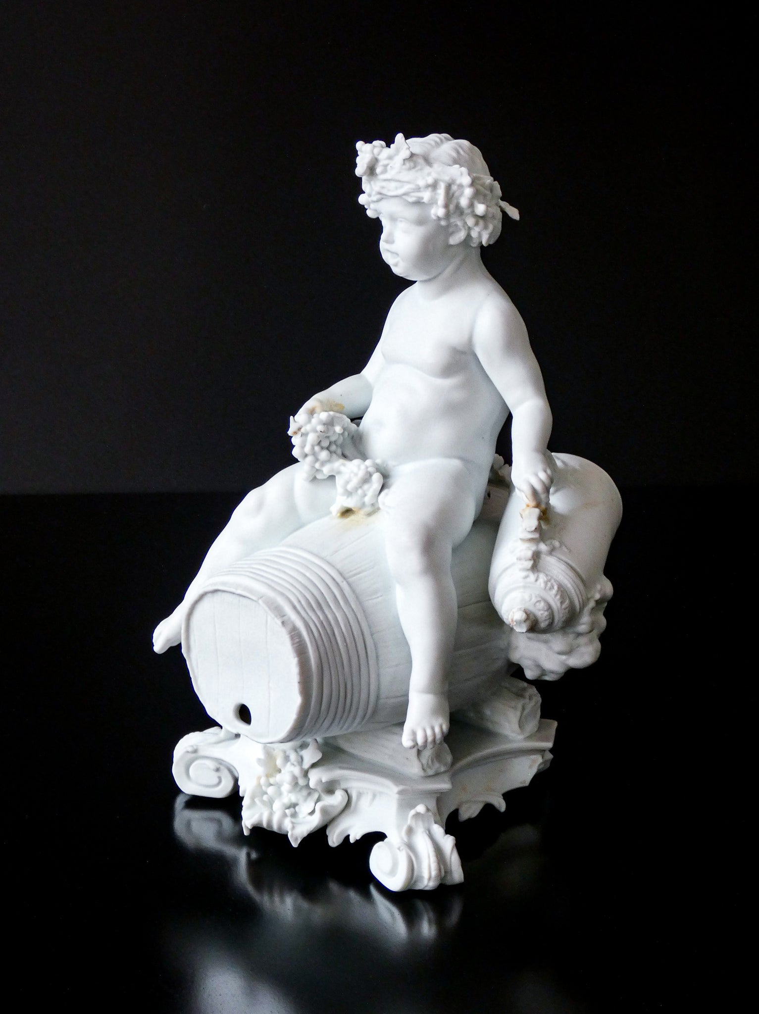 scultura putto ebbro ceramica biscuit statua botte vite vino bacco epoca