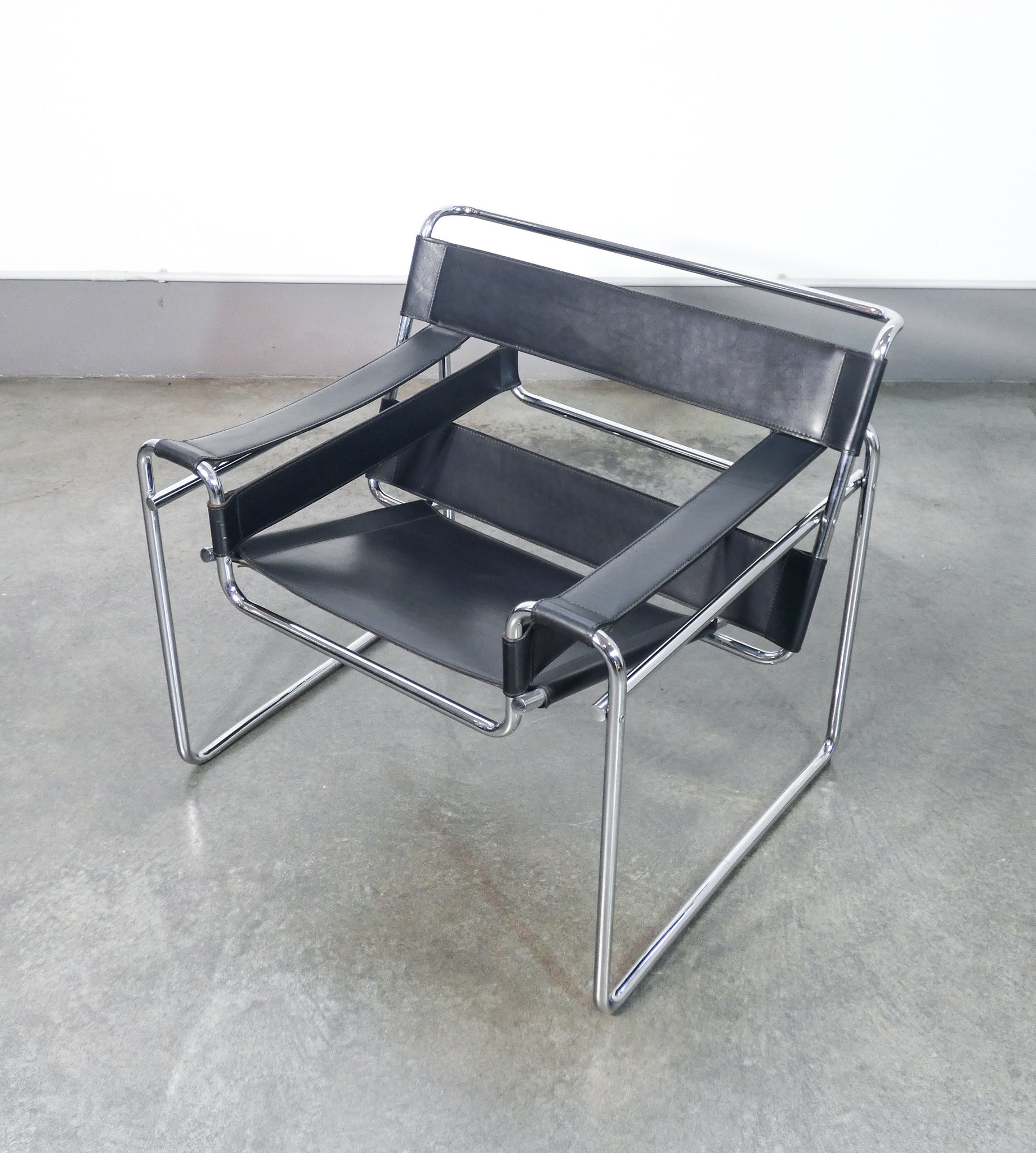 sedia wassily design marcel breuer movimento moderno bauhaus riedizione 1970s