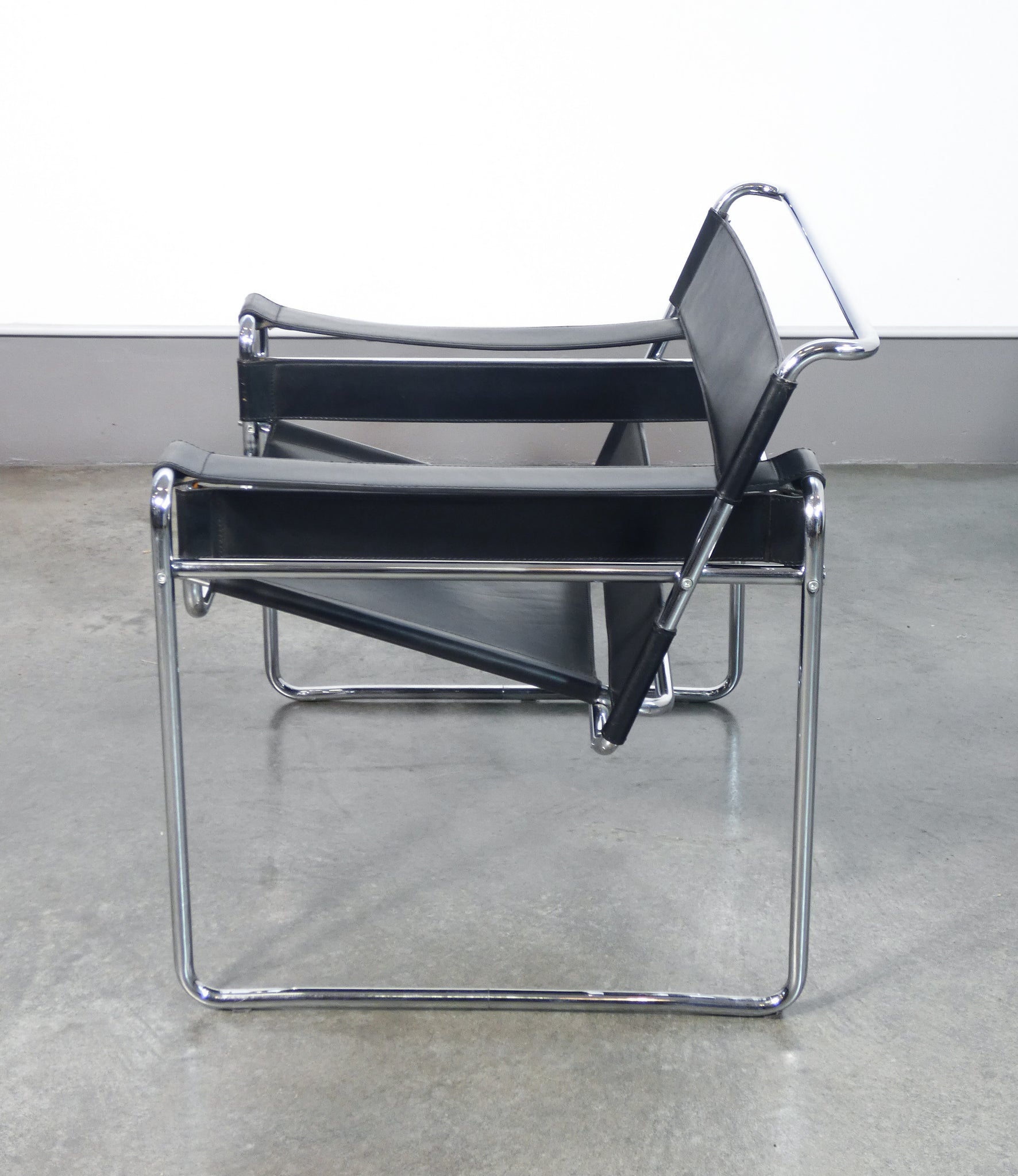 sedia wassily design marcel breuer movimento moderno bauhaus riedizione 1970s