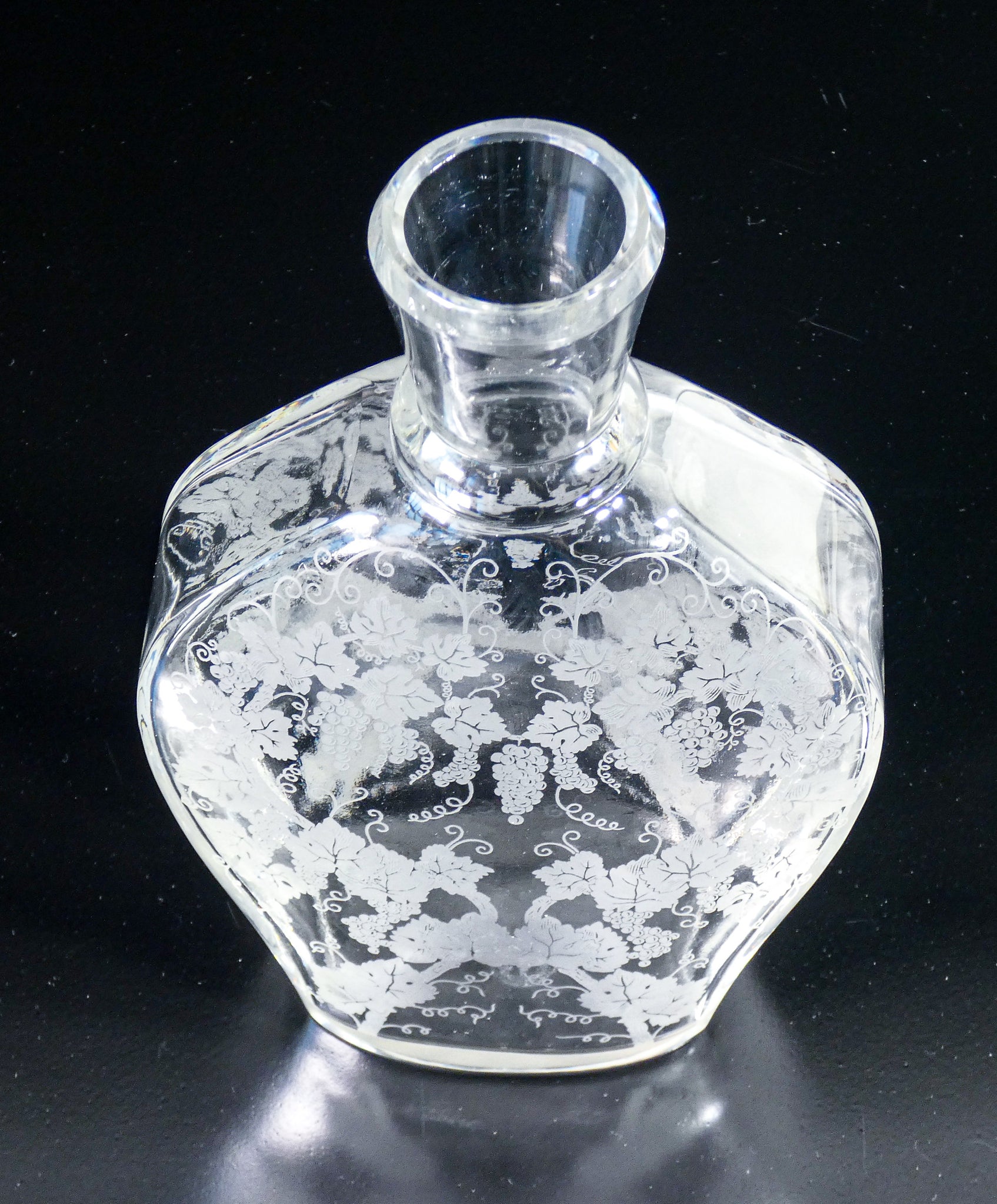 bottiglia baccarat france motivo uva vite decanter vaso cristallo epoca 1940s