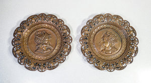 coppia piatti bronzo profili stile neoclassico grottesche cavaliere dama