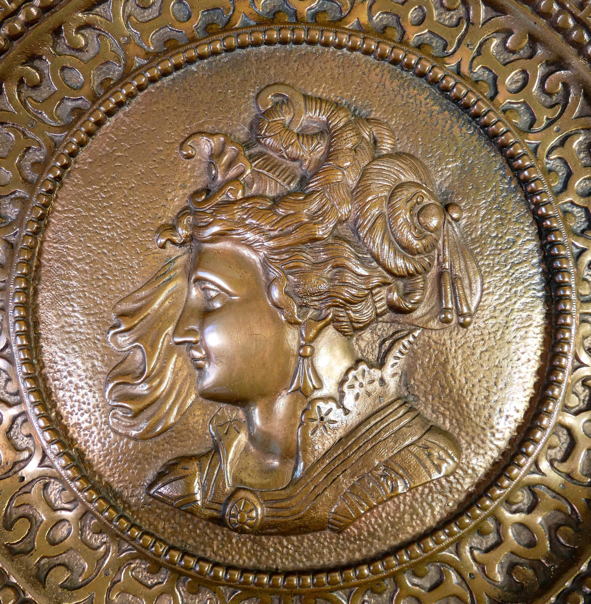 coppia piatti bronzo profili stile neoclassico grottesche cavaliere dama