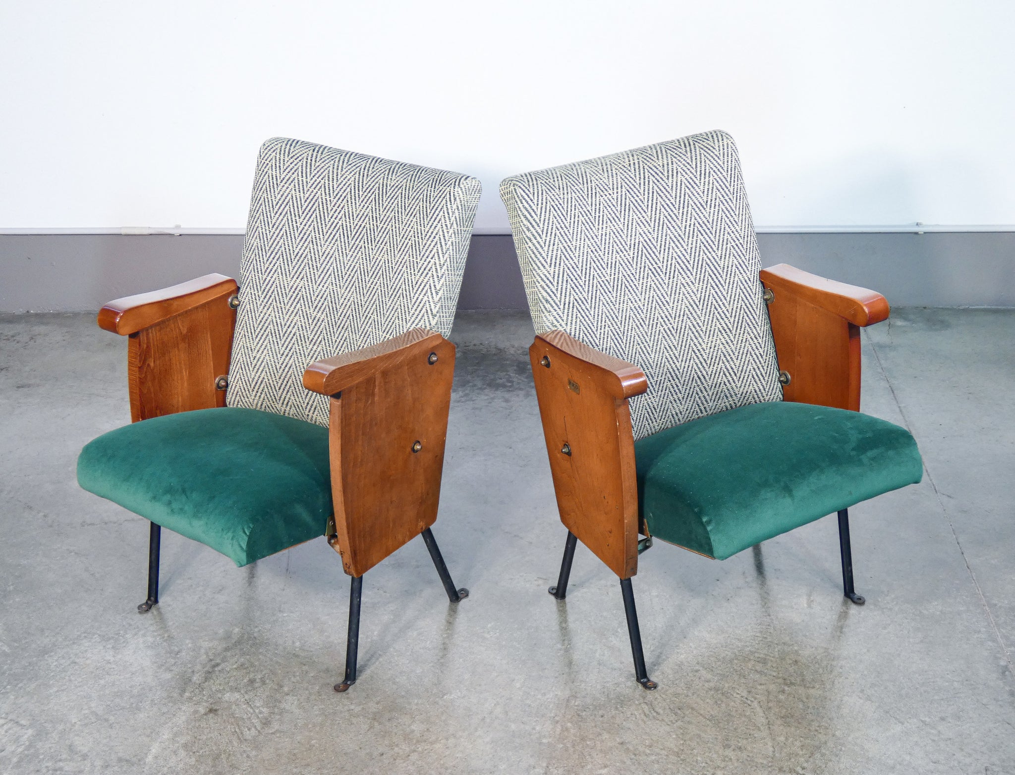 coppia poltrone sedie da cinema teatro sedute sollevabili legno vintage